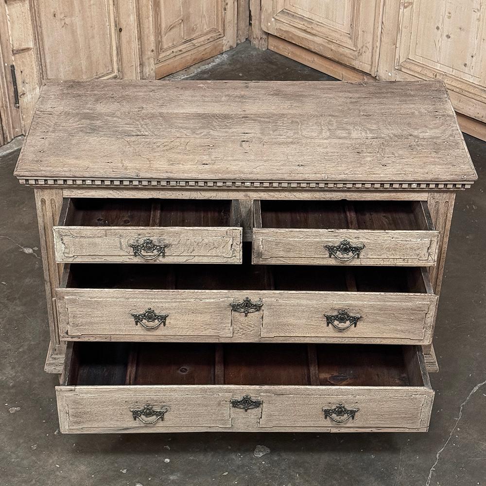 Cassettiera neoclassica inglese del XVIII secolo in Oak striato In condizioni buone in vendita a Dallas, TX