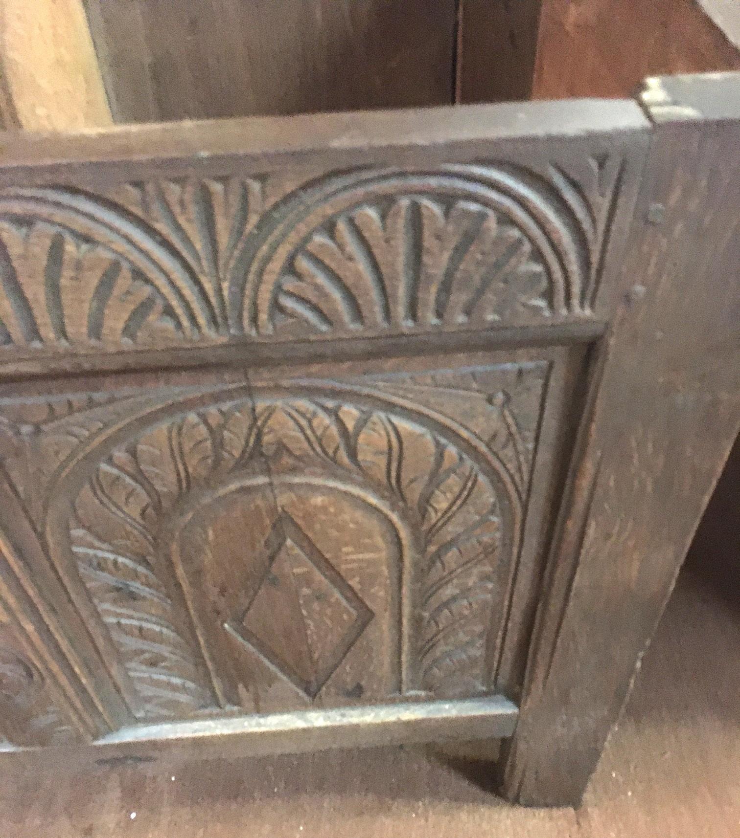 Intagliato a mano Cassapanca o forziere in legno di Oak del XVIII secolo in vendita