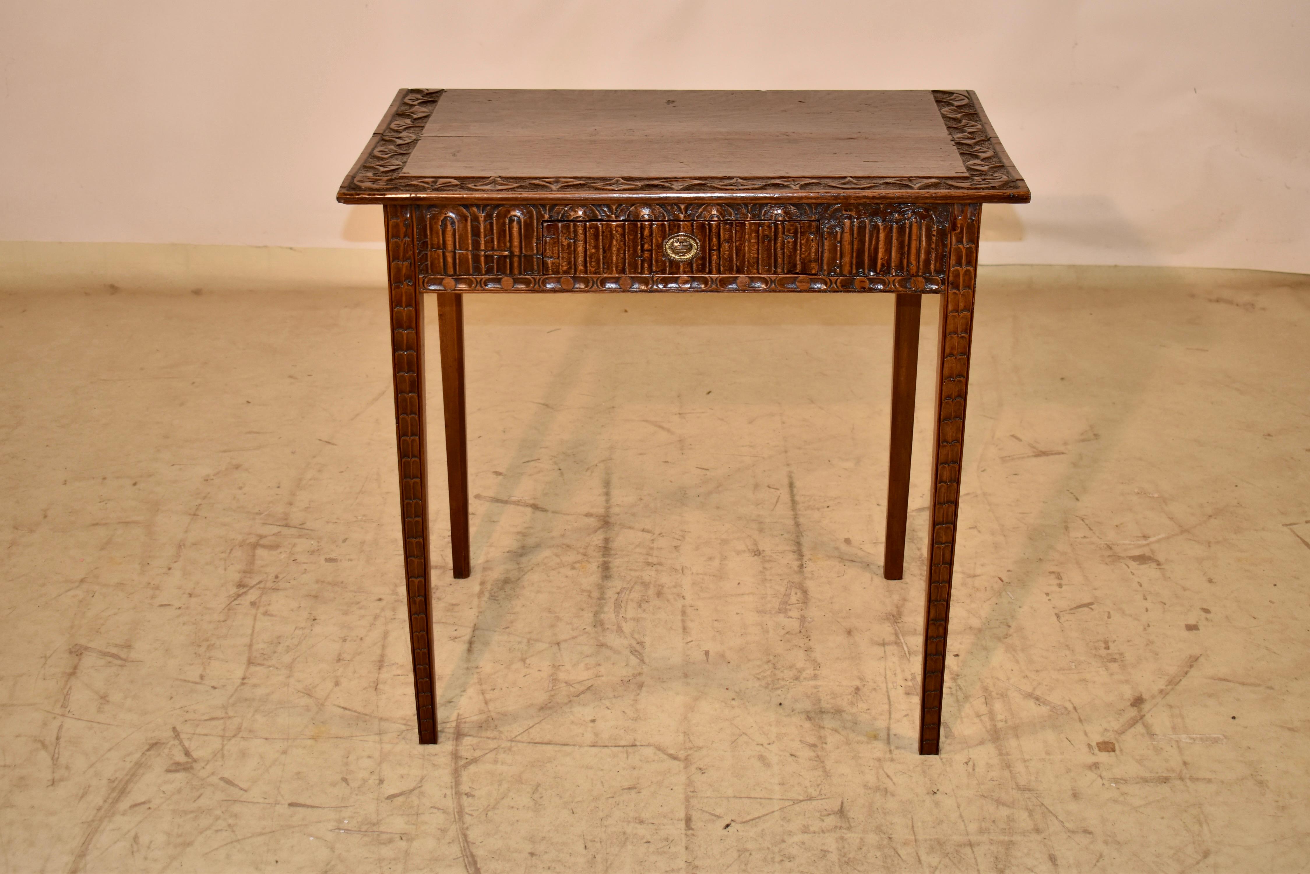 Beistelltisch aus Eiche aus dem 18. Jahrhundert in England.  Dieser Beistelltisch aus der Zeit von George III hat eine wunderbar satte braune Farbe mit fantastischer Patina.  Die Oberseite ist mit einem breiten handgeschnitzten Zierband auf der