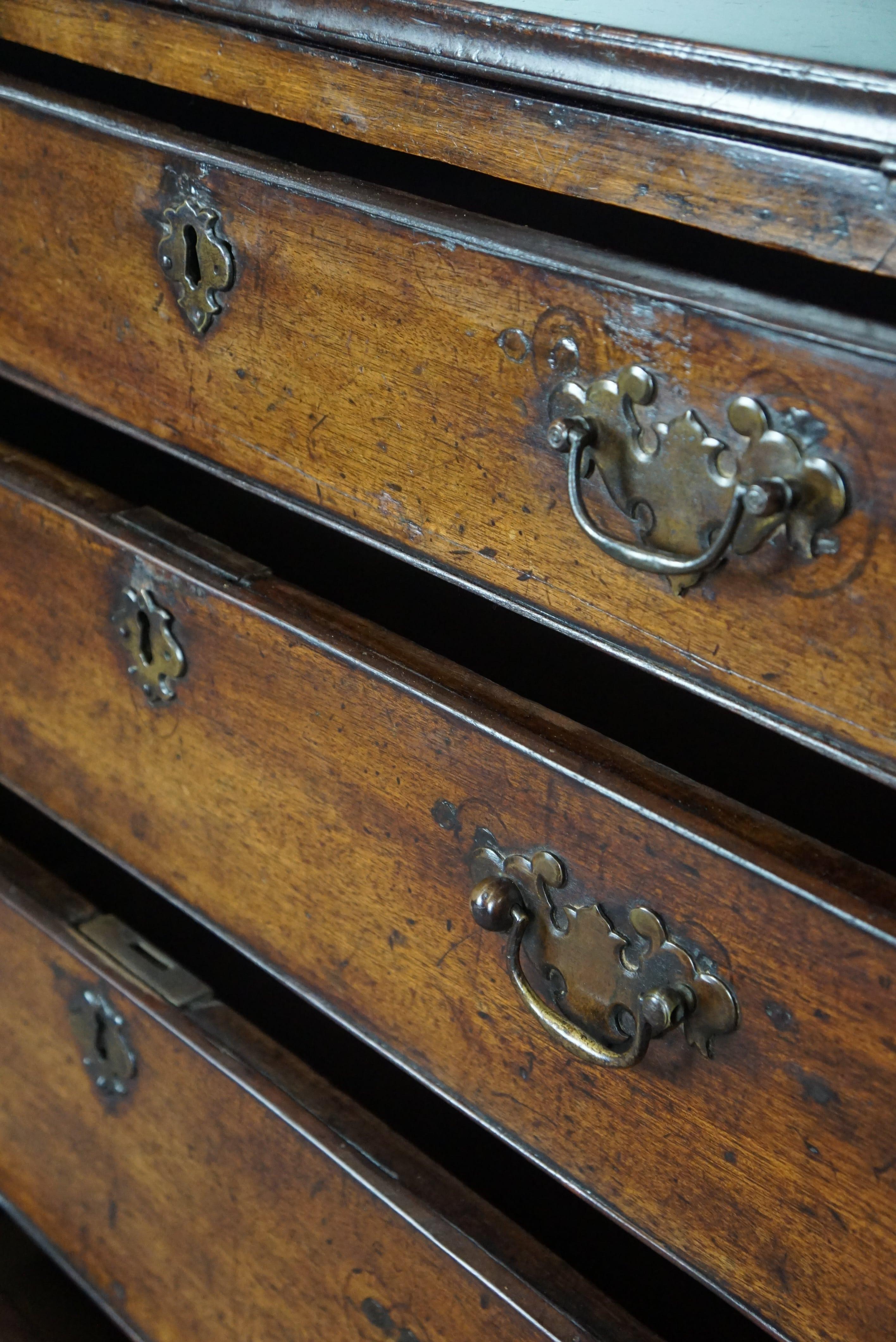18th-century English oak chest of drawers/Bachelor Chest For Sale 6