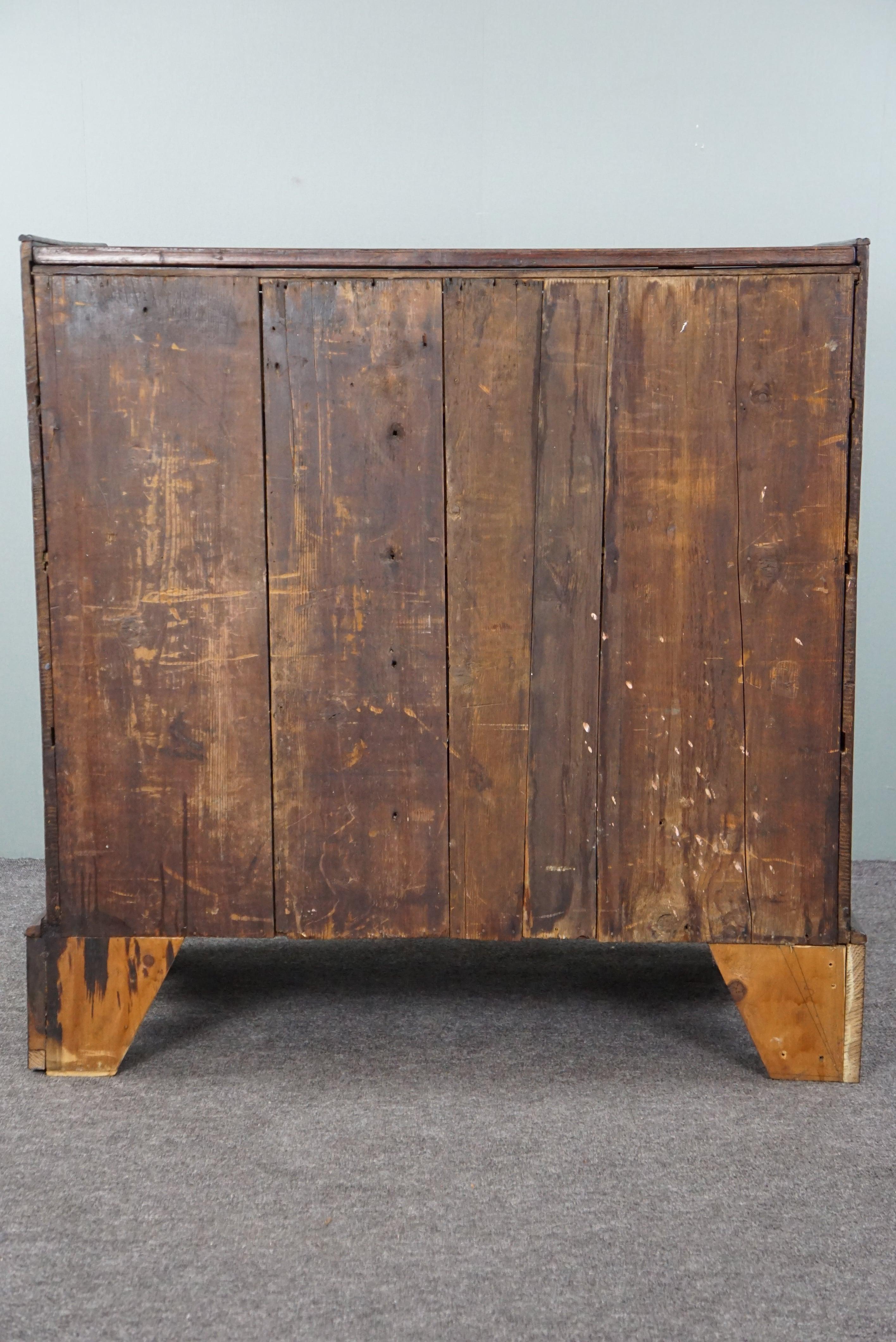 18th-century English oak chest of drawers/Bachelor Chest For Sale 1
