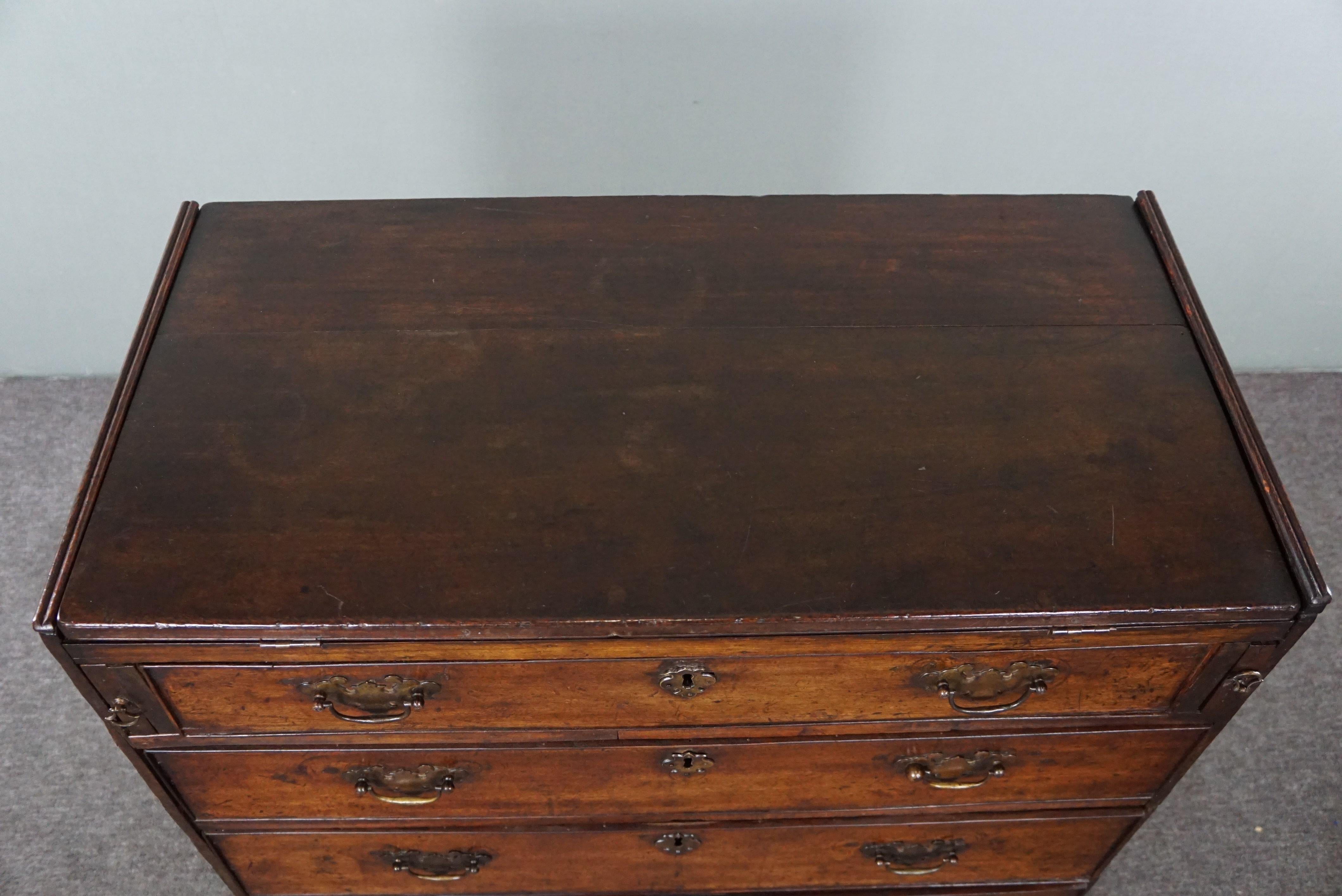 18th-century English oak chest of drawers/Bachelor Chest For Sale 3