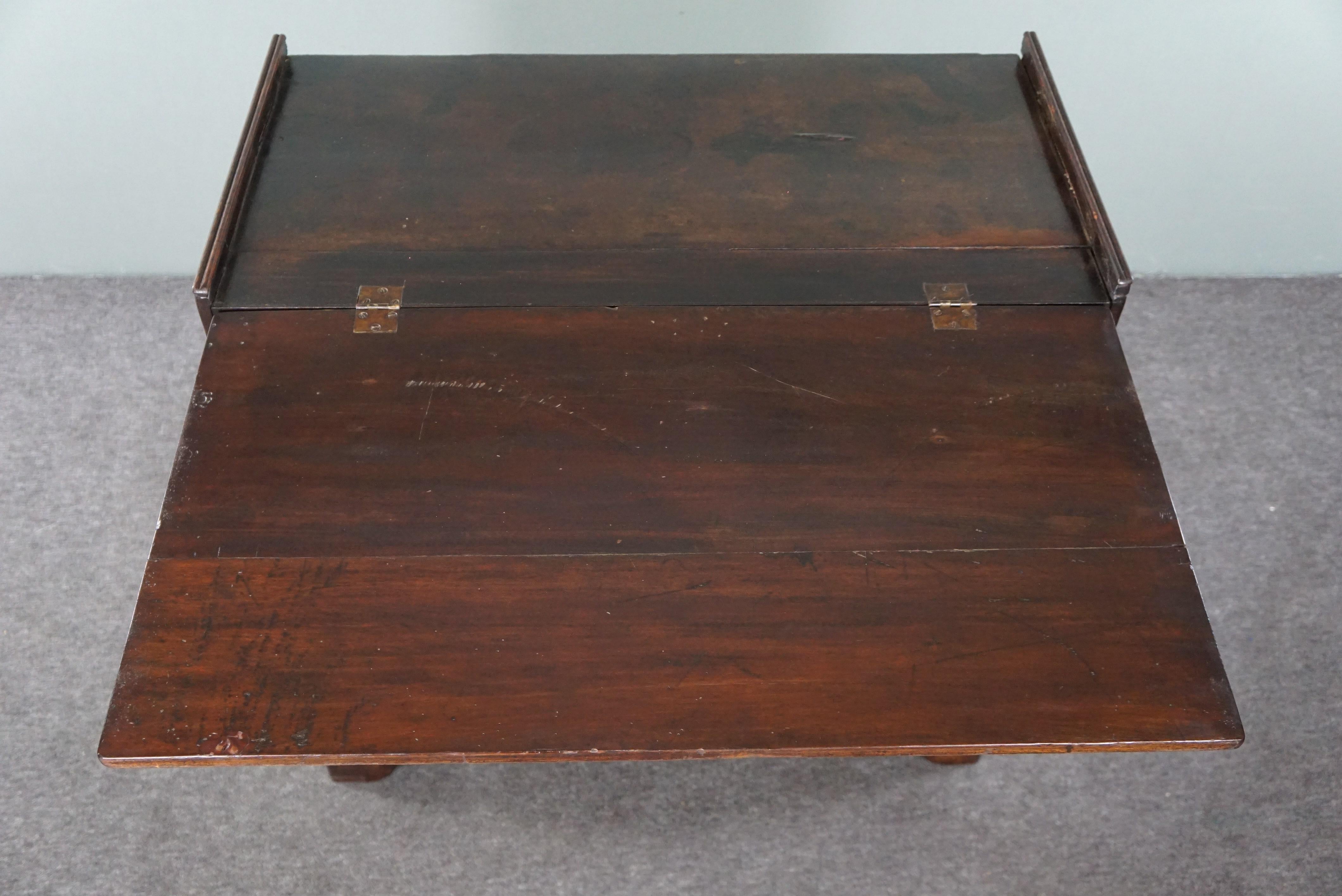 18th-century English oak chest of drawers/Bachelor Chest For Sale 4