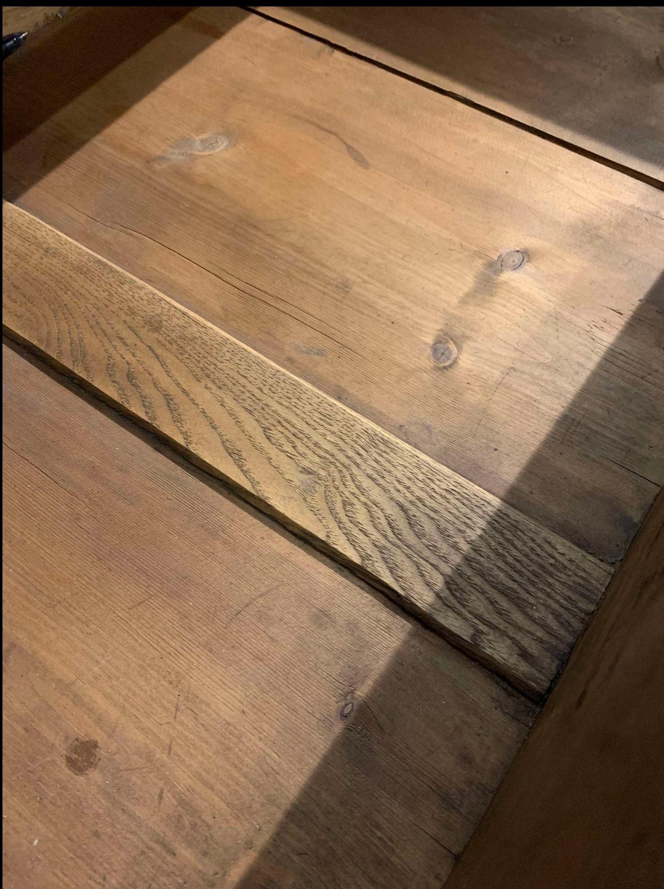 Cassapanca inglese del XVIII secolo in rovere su cavalletto in vendita 2
