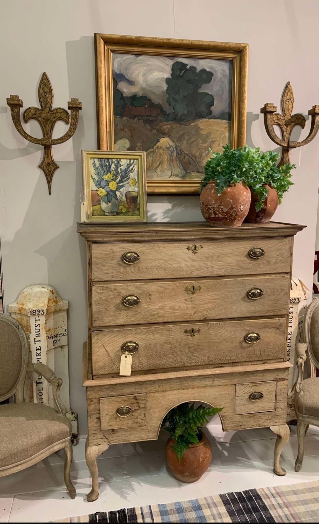 Cassapanca inglese del XVIII secolo in rovere sbiancato su cavalletto.
Un utile e sobrio cassettone inglese a tre cassetti in rovere con maniglie a goccia, che poggia su una base con due stretti e profondi cassetti laterali su un basamento con