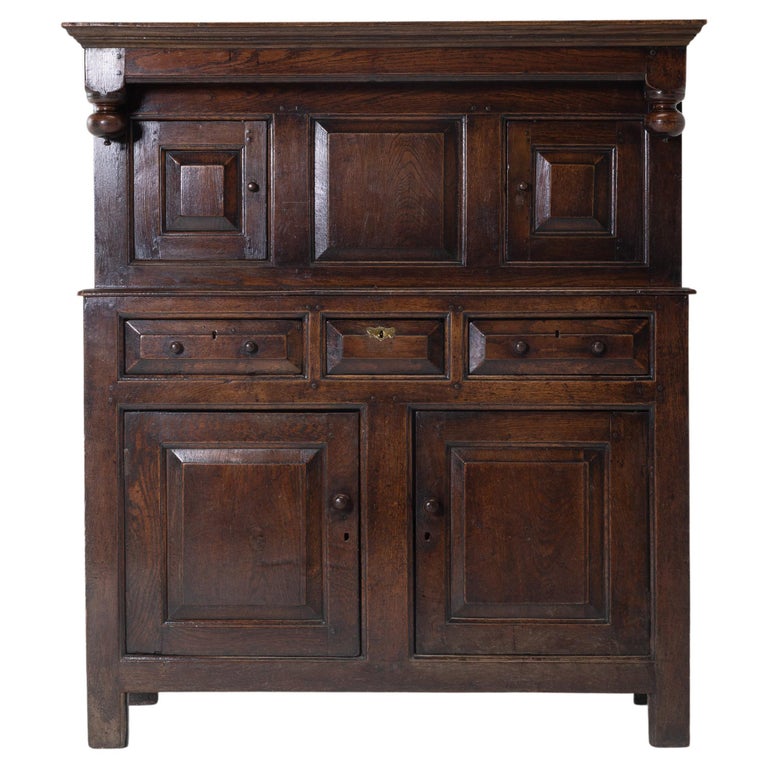 Armoire/Dudarn en chêne anglais du XVIIIe siècle En vente sur 1stDibs