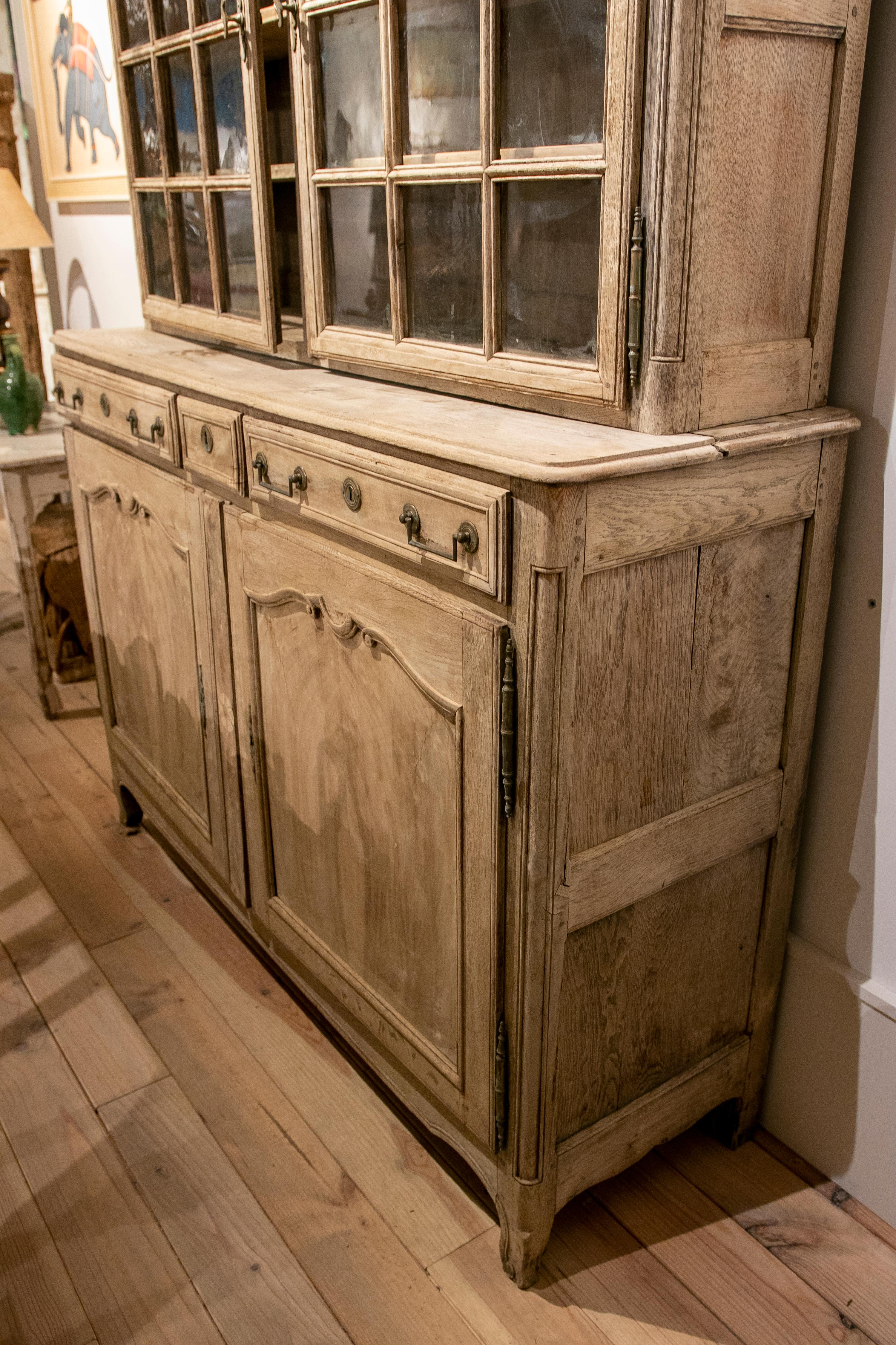 18th Century English Oak Display Cabinet with Originals Glasses Panels In Good Condition For Sale In Marbella, ES