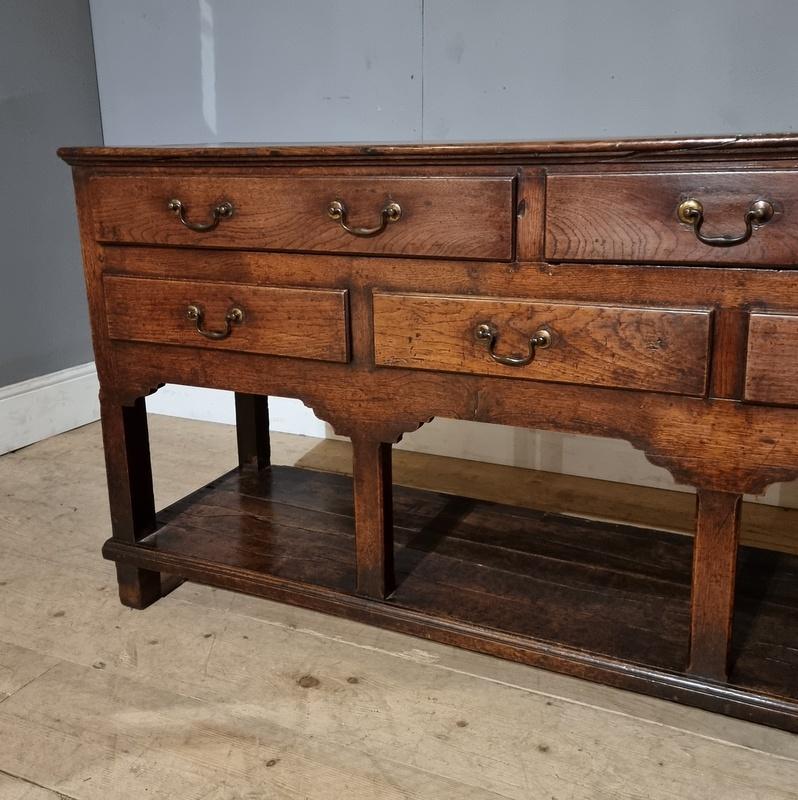 Late 18th C 5 drawer English oak potboard dresser base. Lovely size and good colour. 1780.

Dimensions
58.5 inches (149 cms) Wide
17 inches (43 cms) Deep
31 inches (79 cms) High.

 
