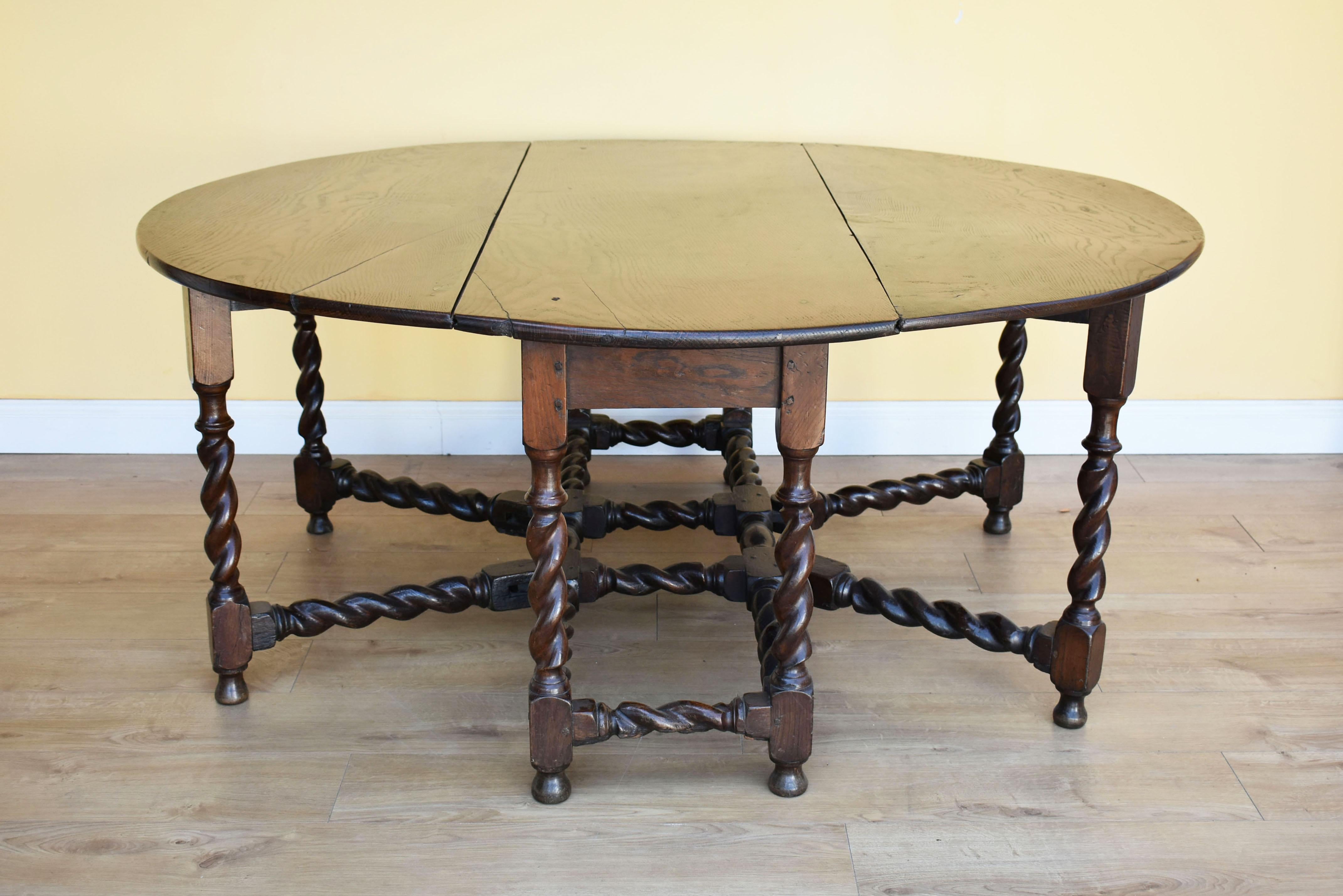 Turned 18th Century English Oak Gate Leg Table For Sale