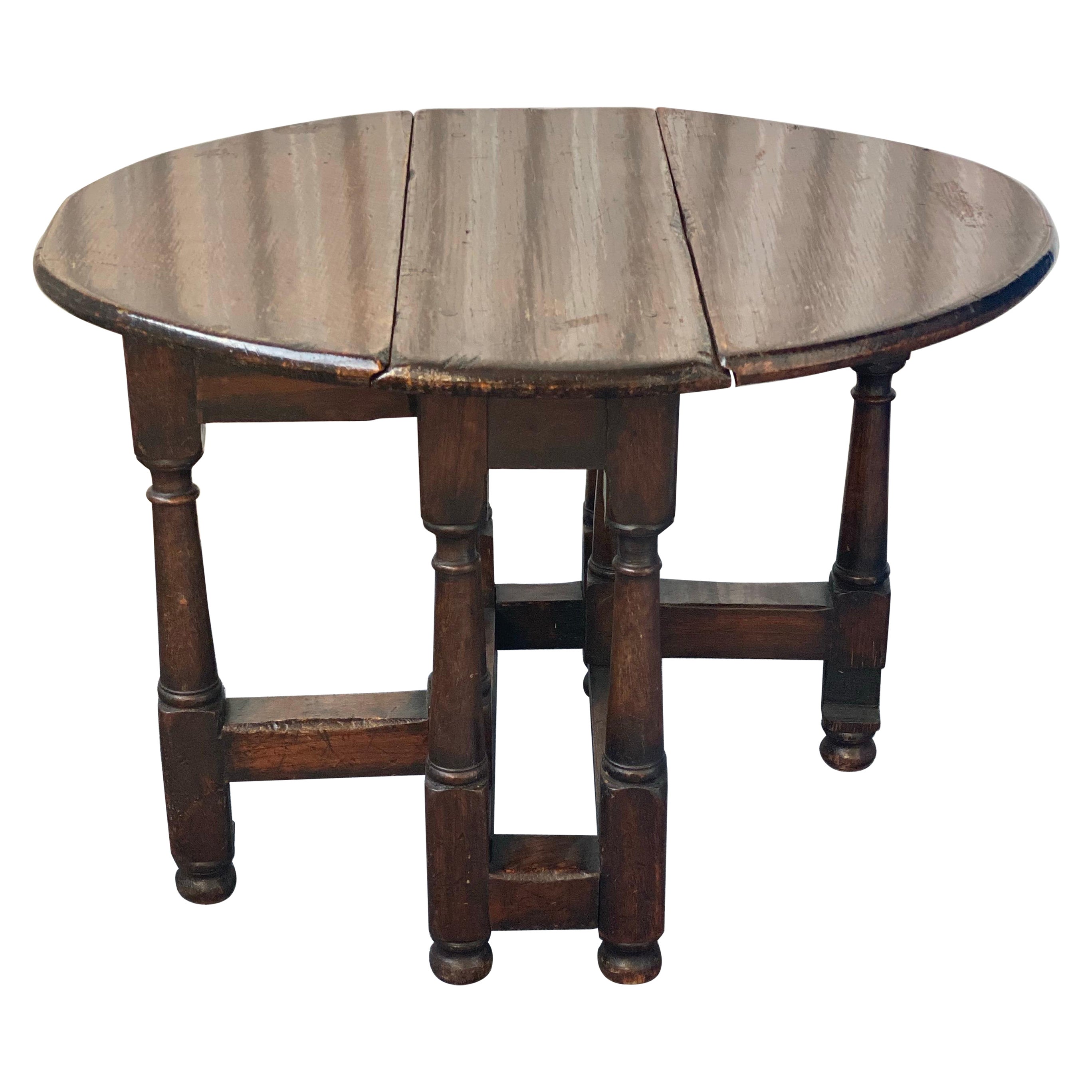 18th Century English Oak Gateleg / Drop-Leaf Table For Sale