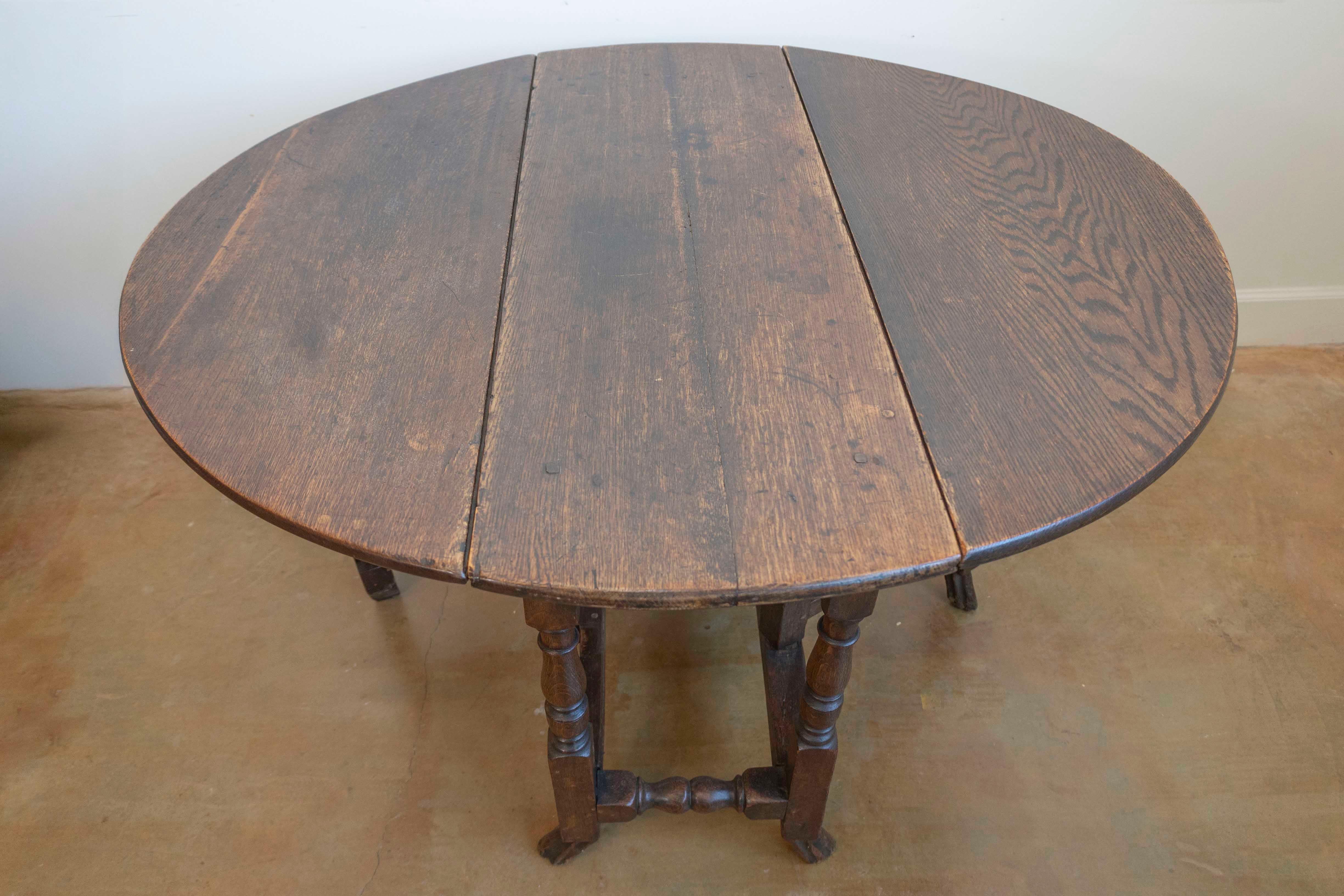 18th Century English Oak Gateleg Drop-Leaf Table with Turned Legs and Drake Feet In Good Condition For Sale In Atlanta, GA