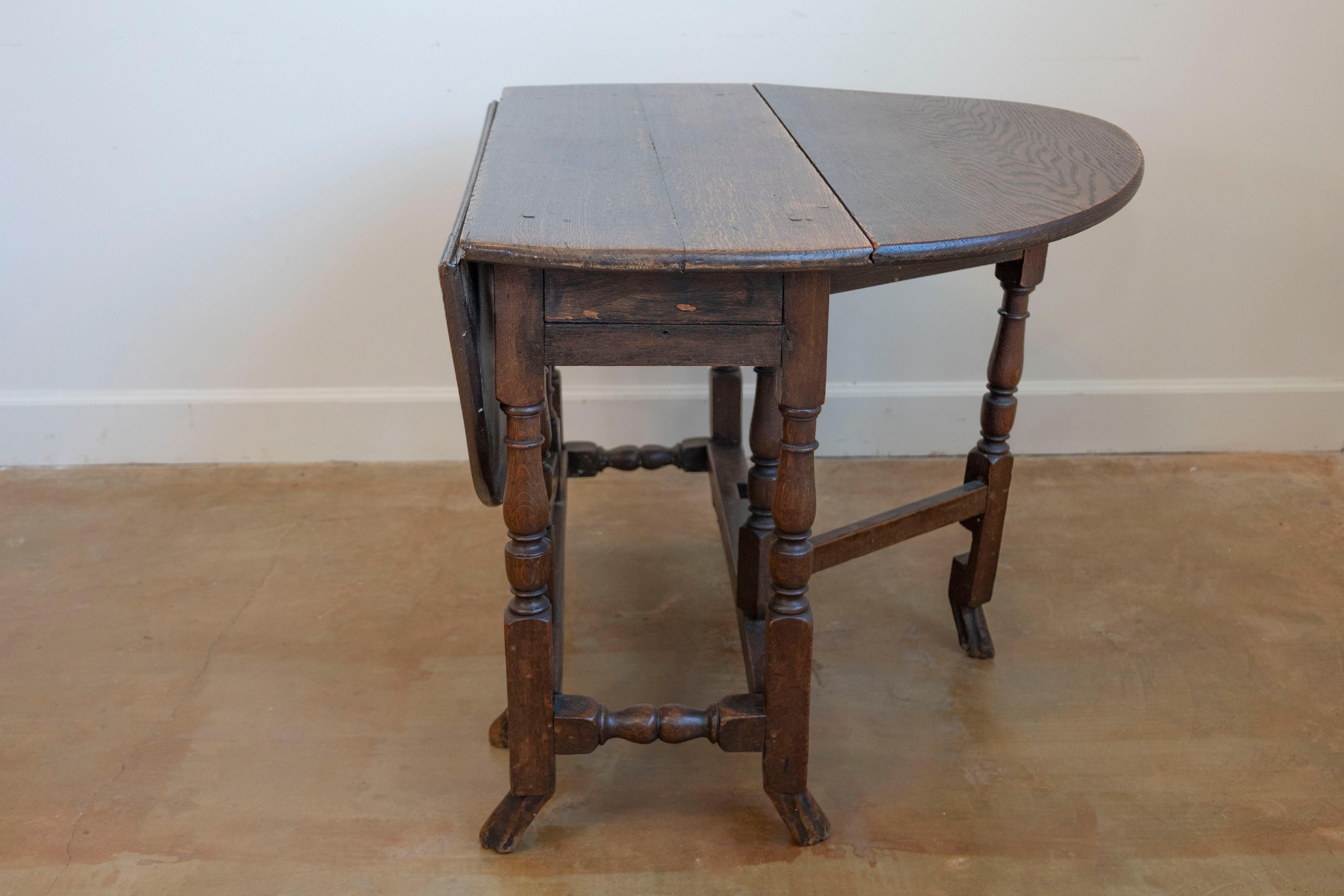 18th Century English Oak Gateleg Drop-Leaf Table with Turned Legs and Drake Feet For Sale 1