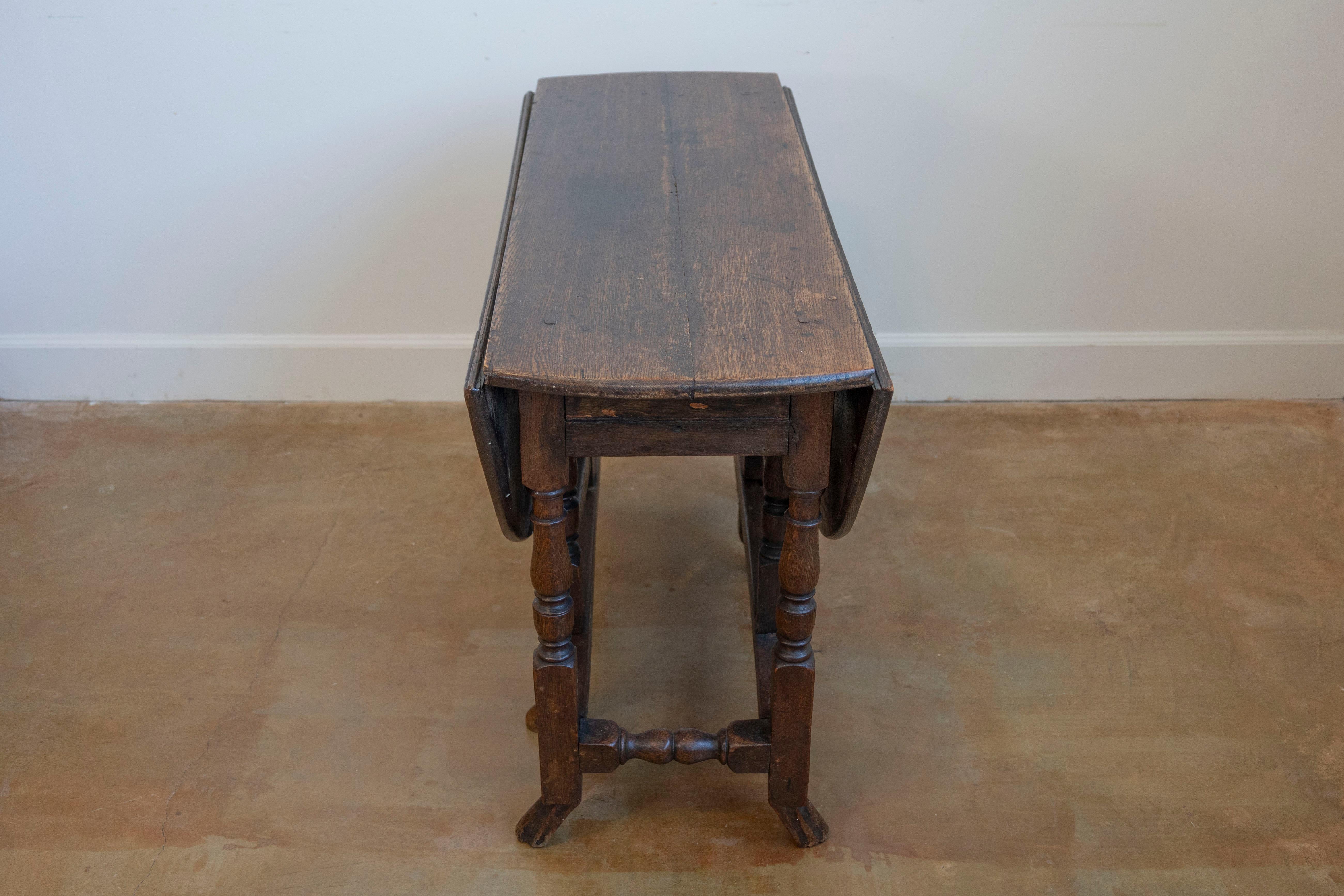 18th Century English Oak Gateleg Drop-Leaf Table with Turned Legs and Drake Feet For Sale 2