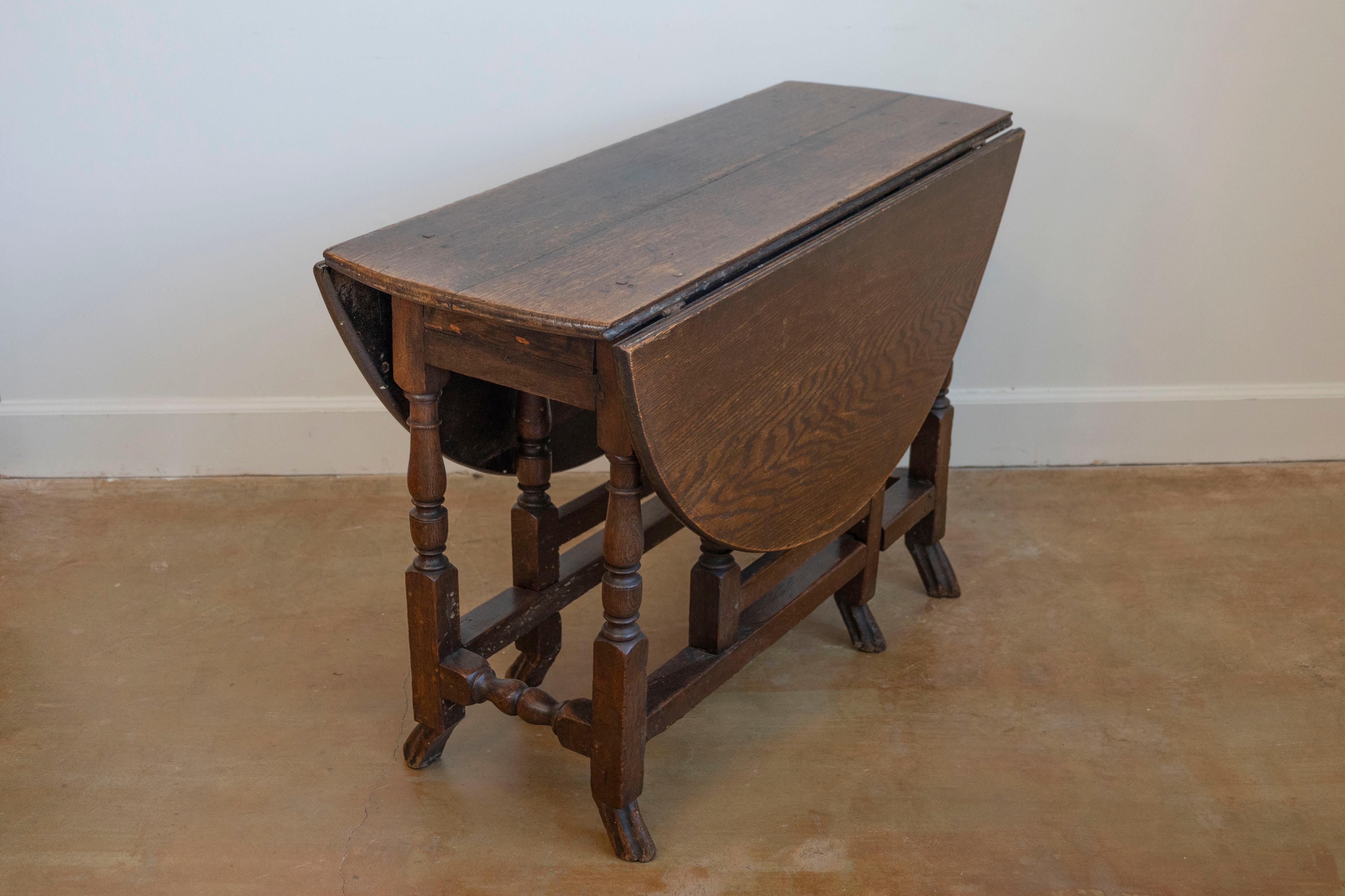 18th Century English Oak Gateleg Drop-Leaf Table with Turned Legs and Drake Feet For Sale 3