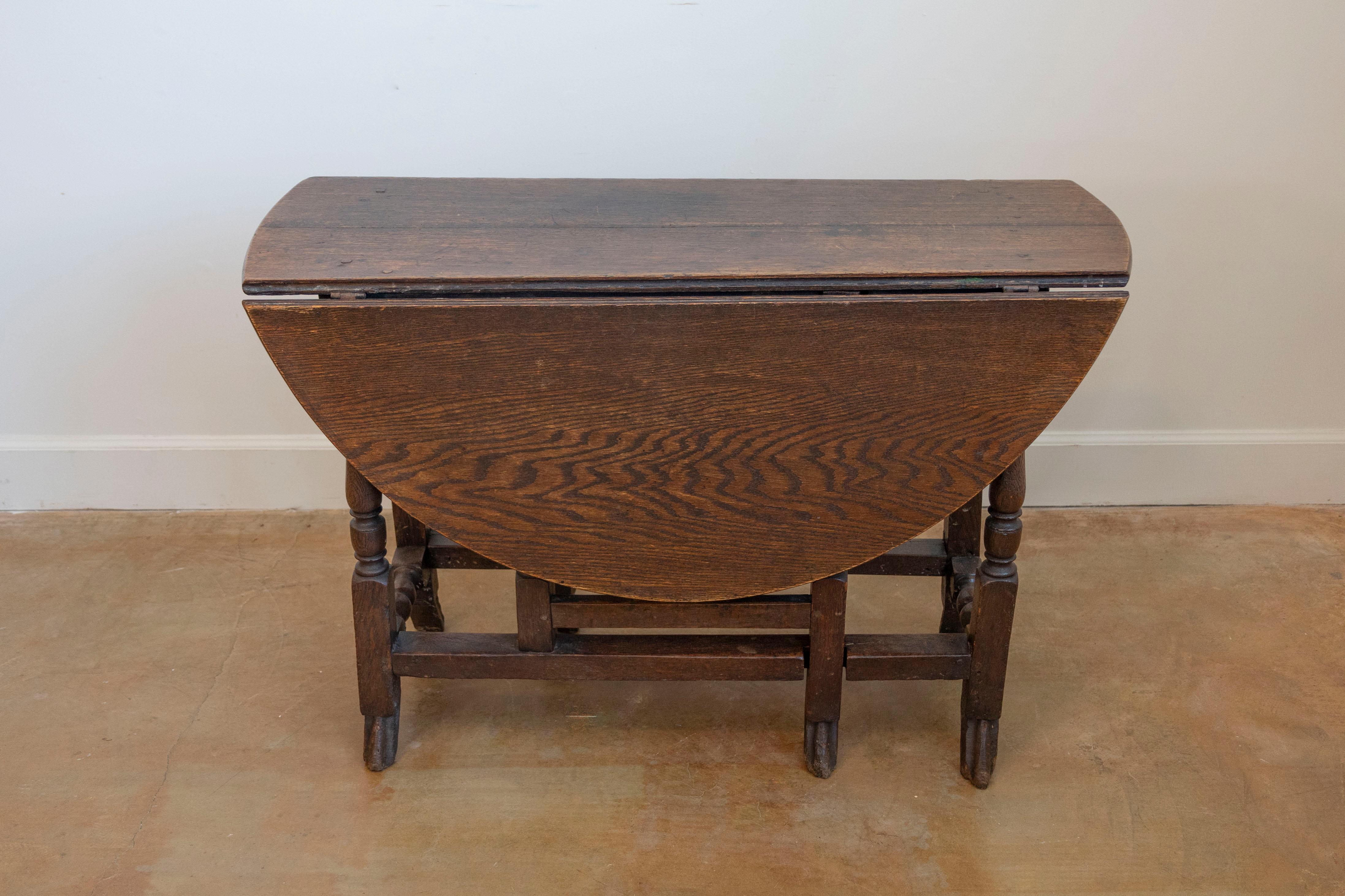 18th Century English Oak Gateleg Drop-Leaf Table with Turned Legs and Drake Feet For Sale 4