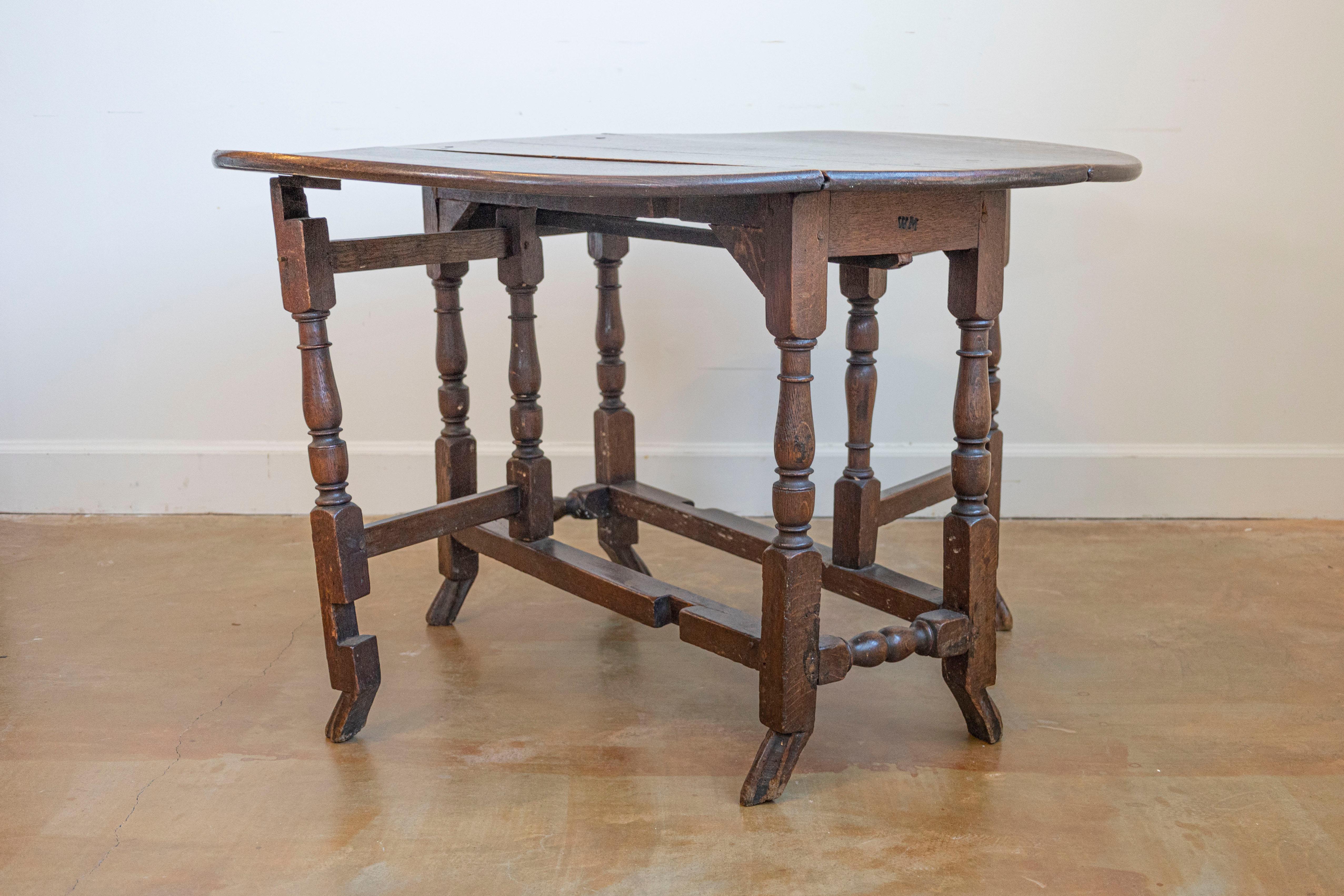 18th Century English Oak Gateleg Drop-Leaf Table with Turned Legs and Drake Feet For Sale 5