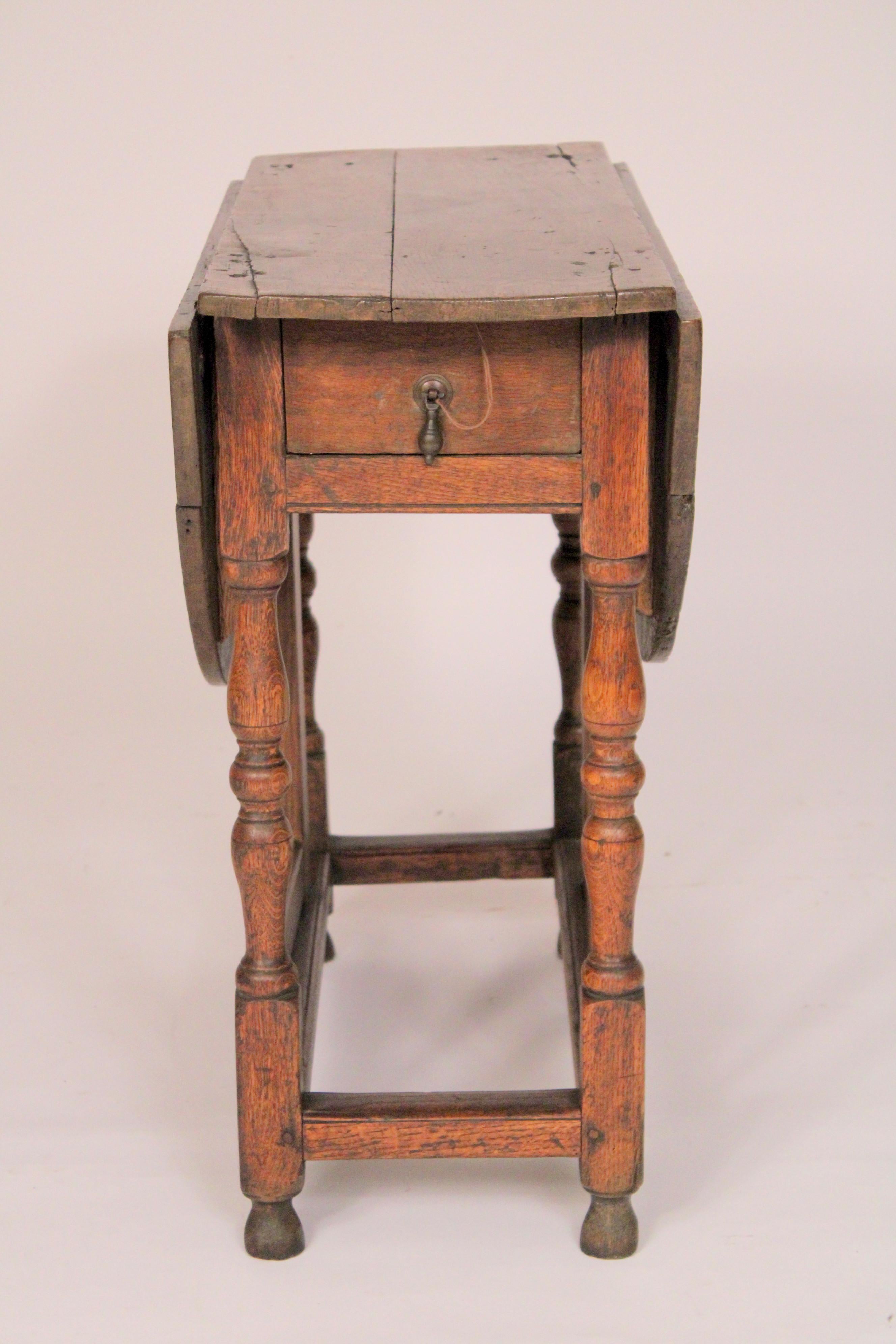18th Century English Oak Gateleg Table In Good Condition For Sale In Laguna Beach, CA