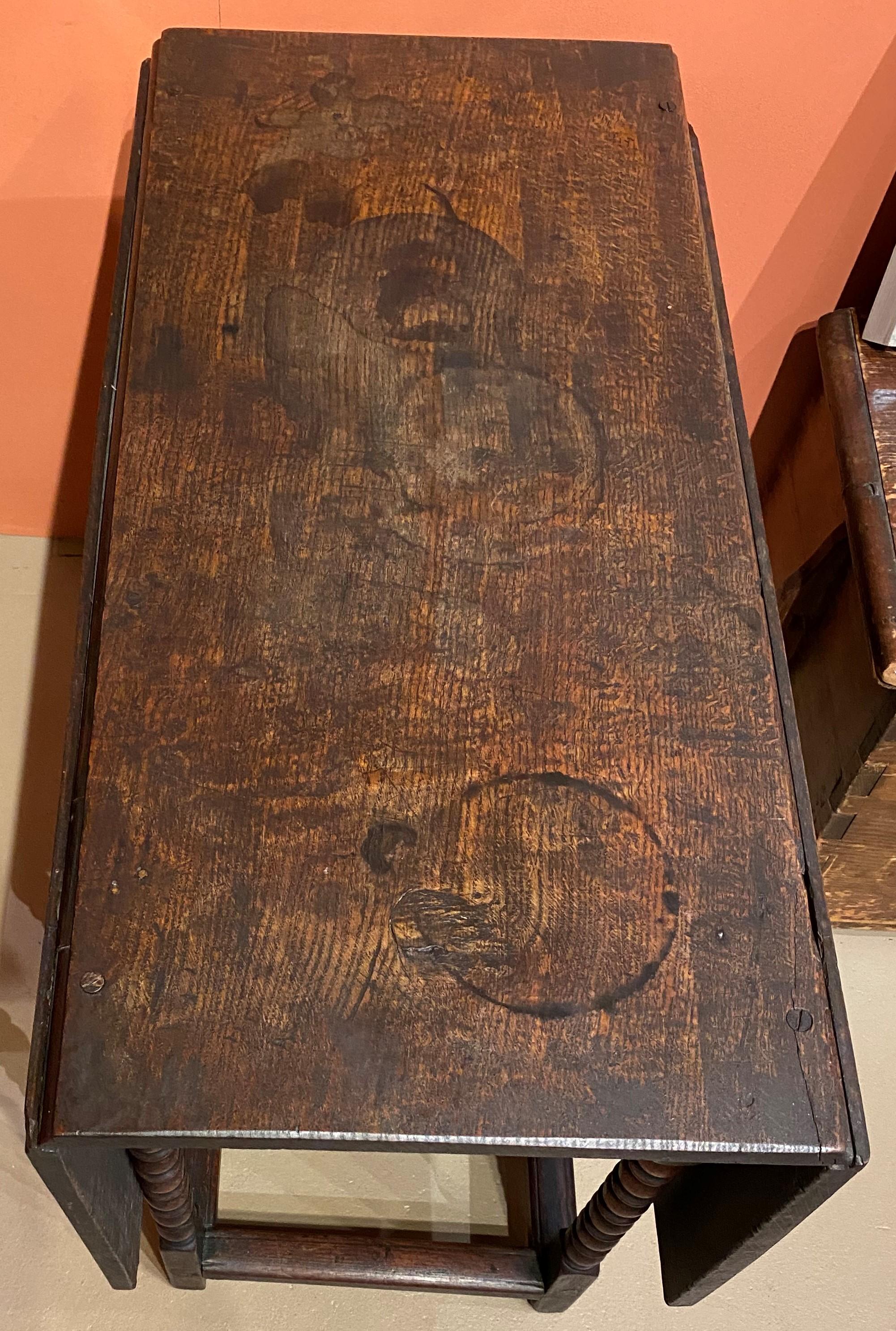 18th Century English Oak Gateleg Table with Great Surface In Good Condition For Sale In Milford, NH