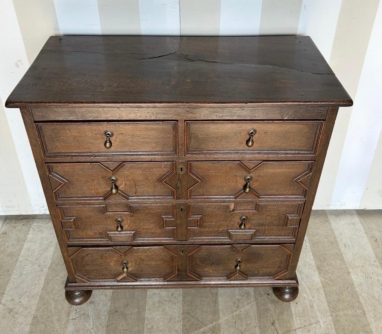 18th century English oak geometric chest in vendita 4