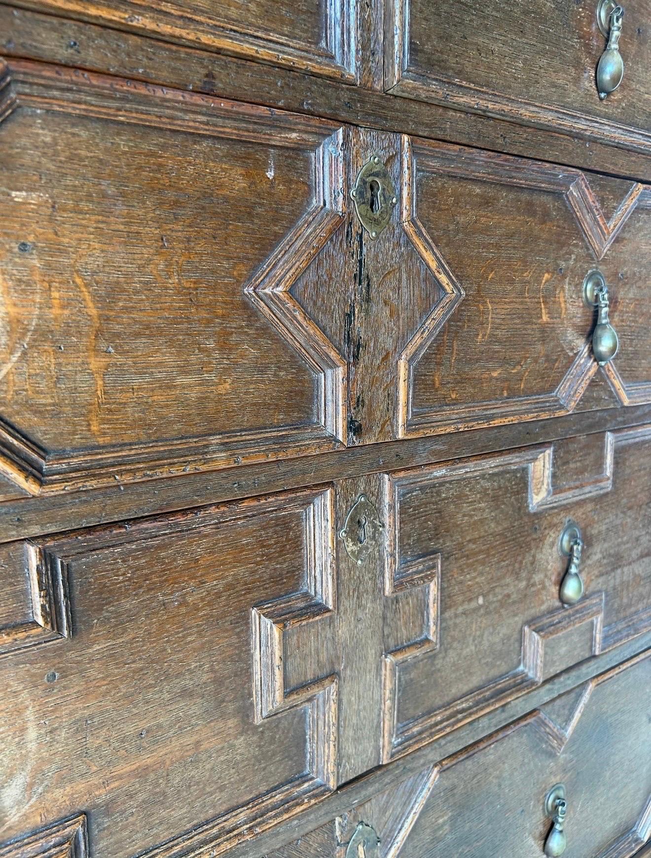 18th century English oak geometric chest in vendita 5