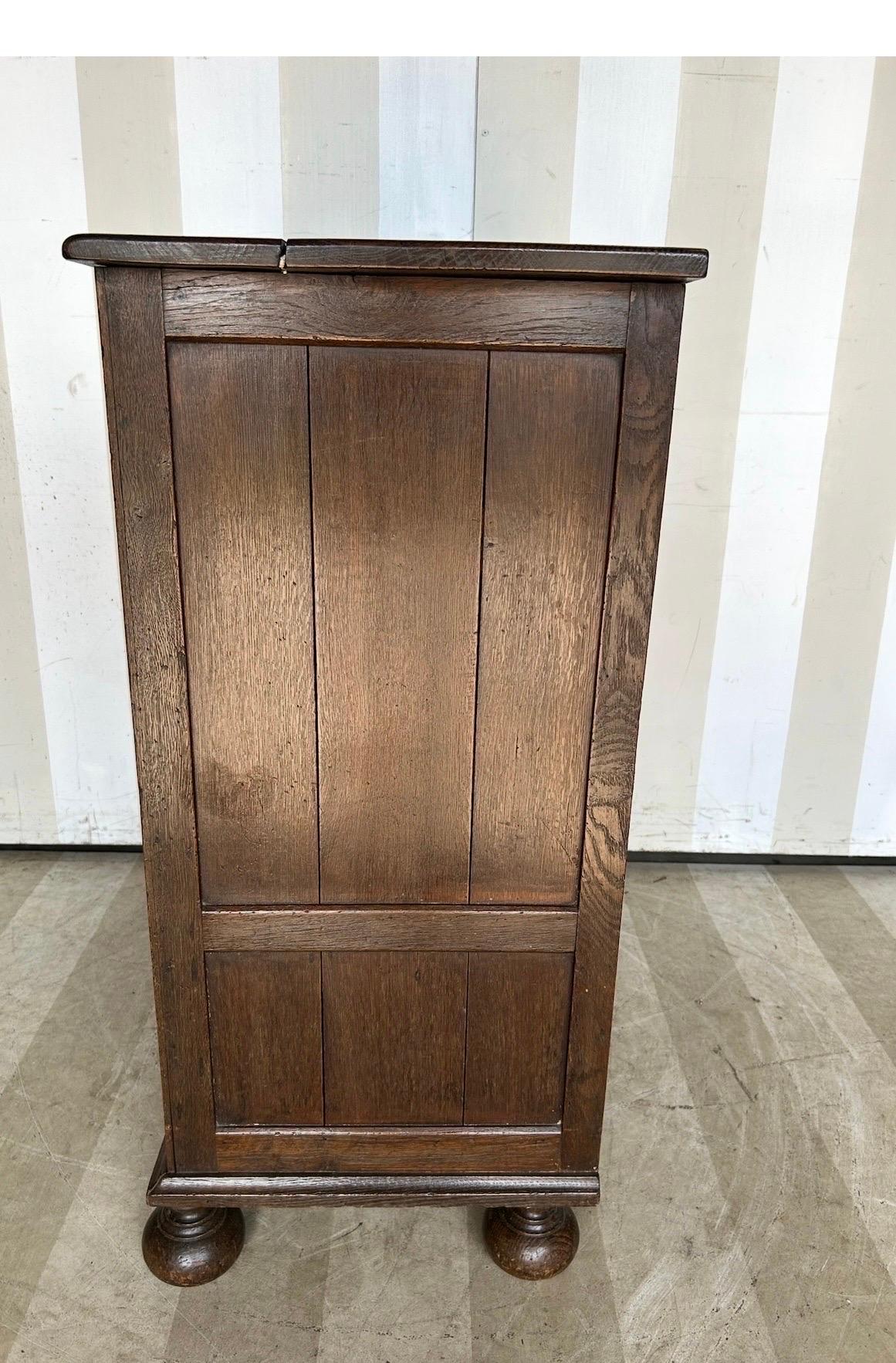 18th century English oak geometric chest in vendita 6