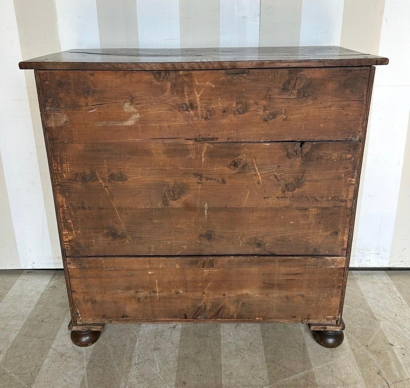 18th century English oak geometric chest in vendita 7
