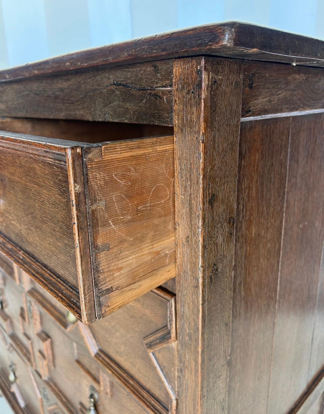 18th century English oak geometric chest in vendita 8