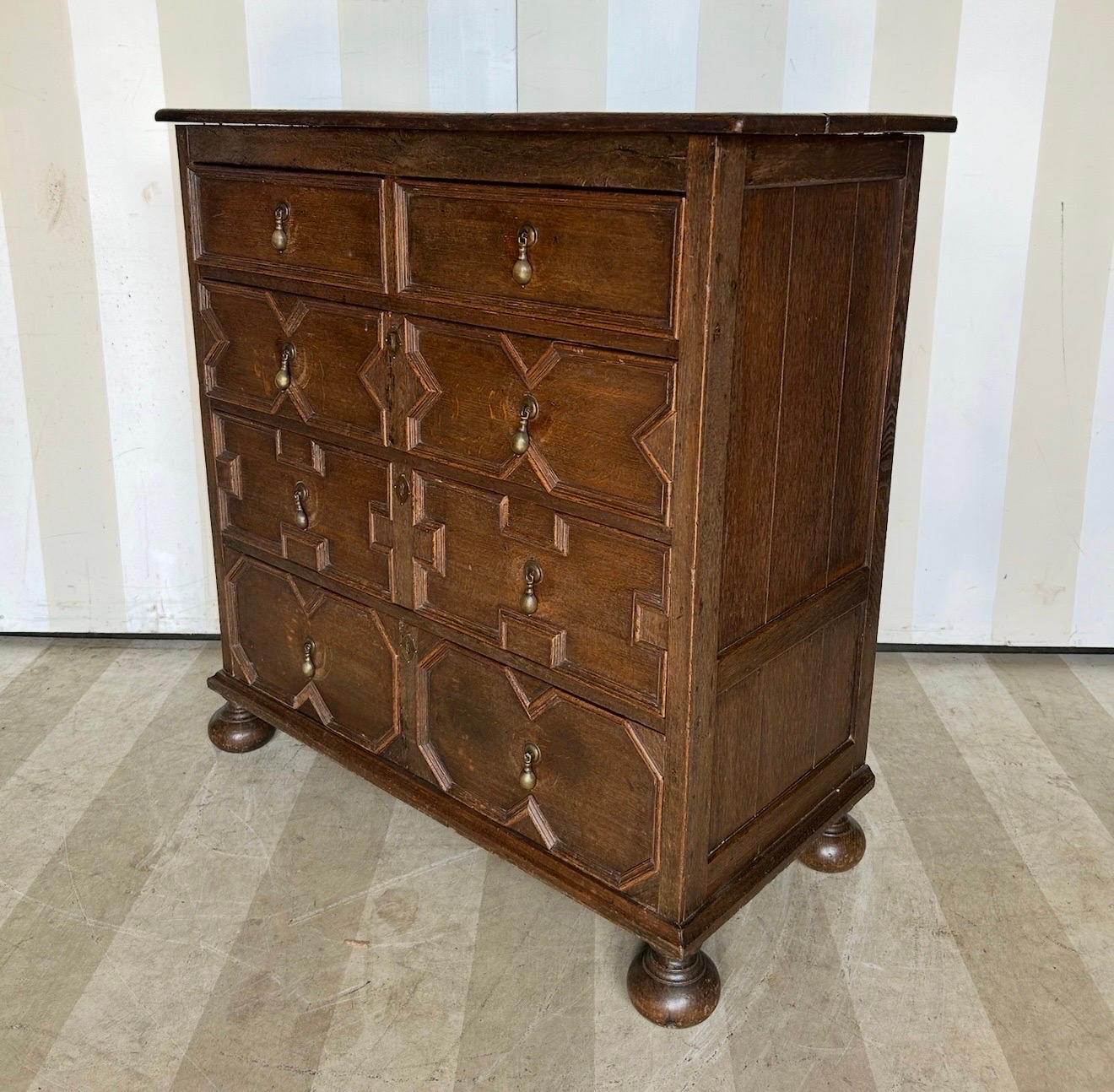 Colore e patina splendidi su questa cassapanca geometrica inglese del 18-19° secolo in rovere su piedi a sfera
