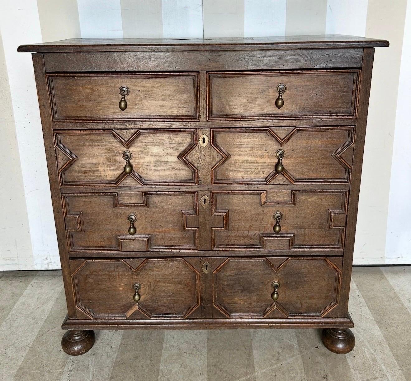 Inglese 18th century English oak geometric chest in vendita