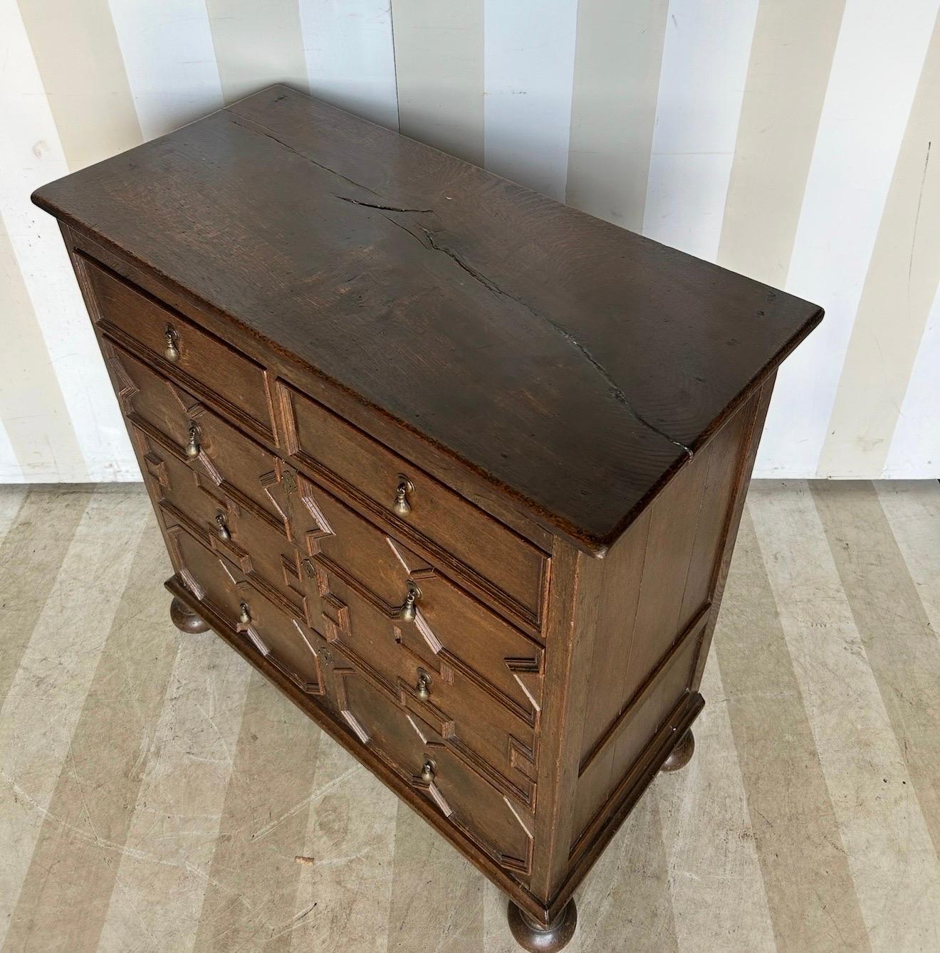 Quercia 18th century English oak geometric chest in vendita