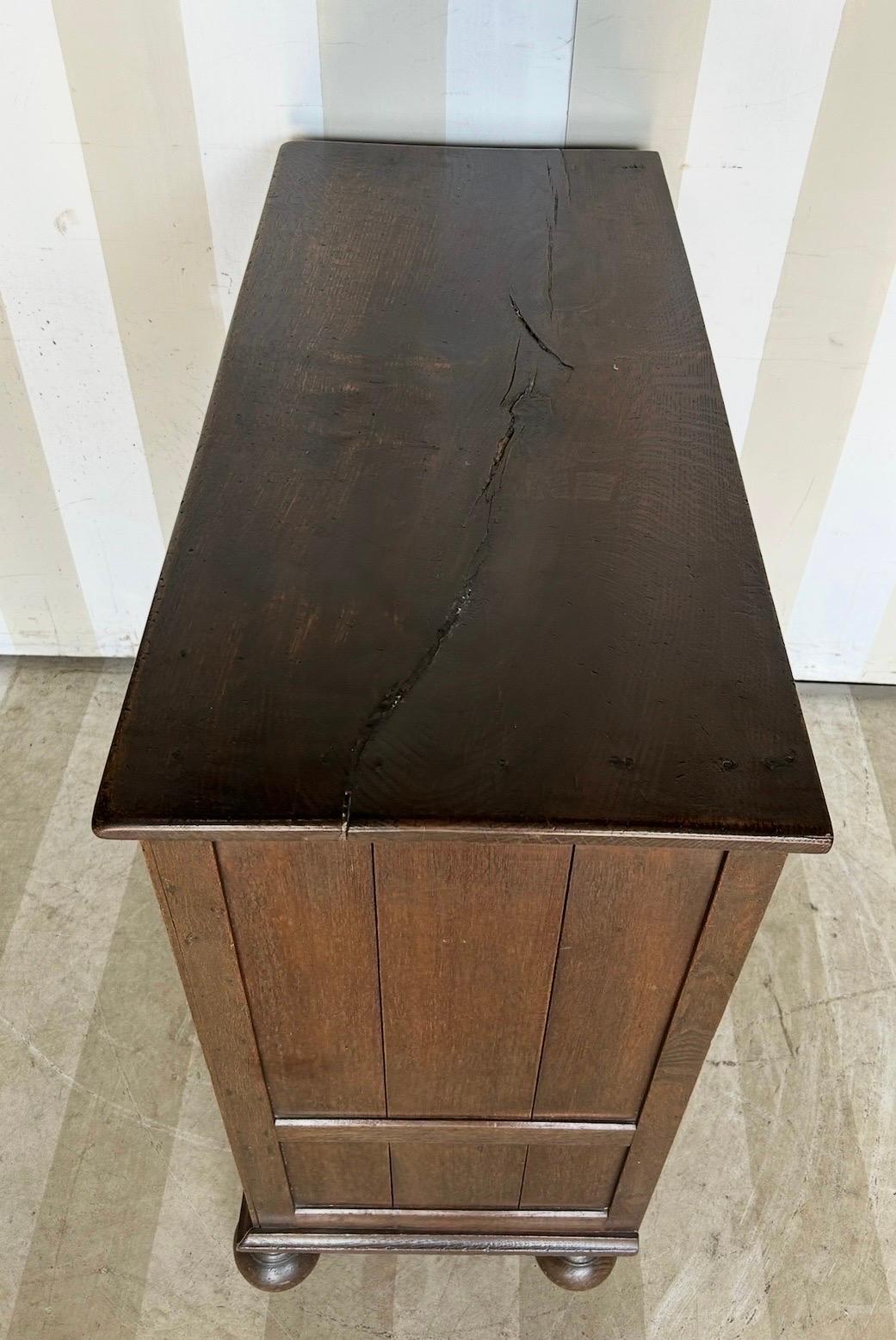 18th century English oak geometric chest in vendita 1