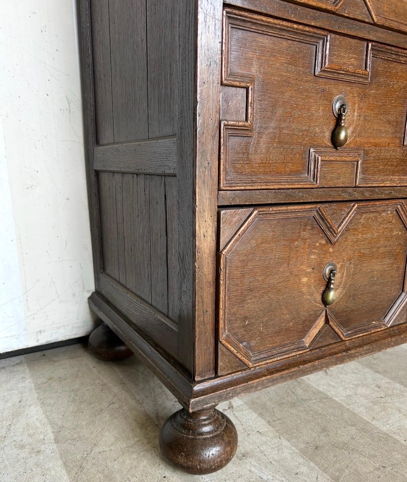 18th century English oak geometric chest in vendita 2