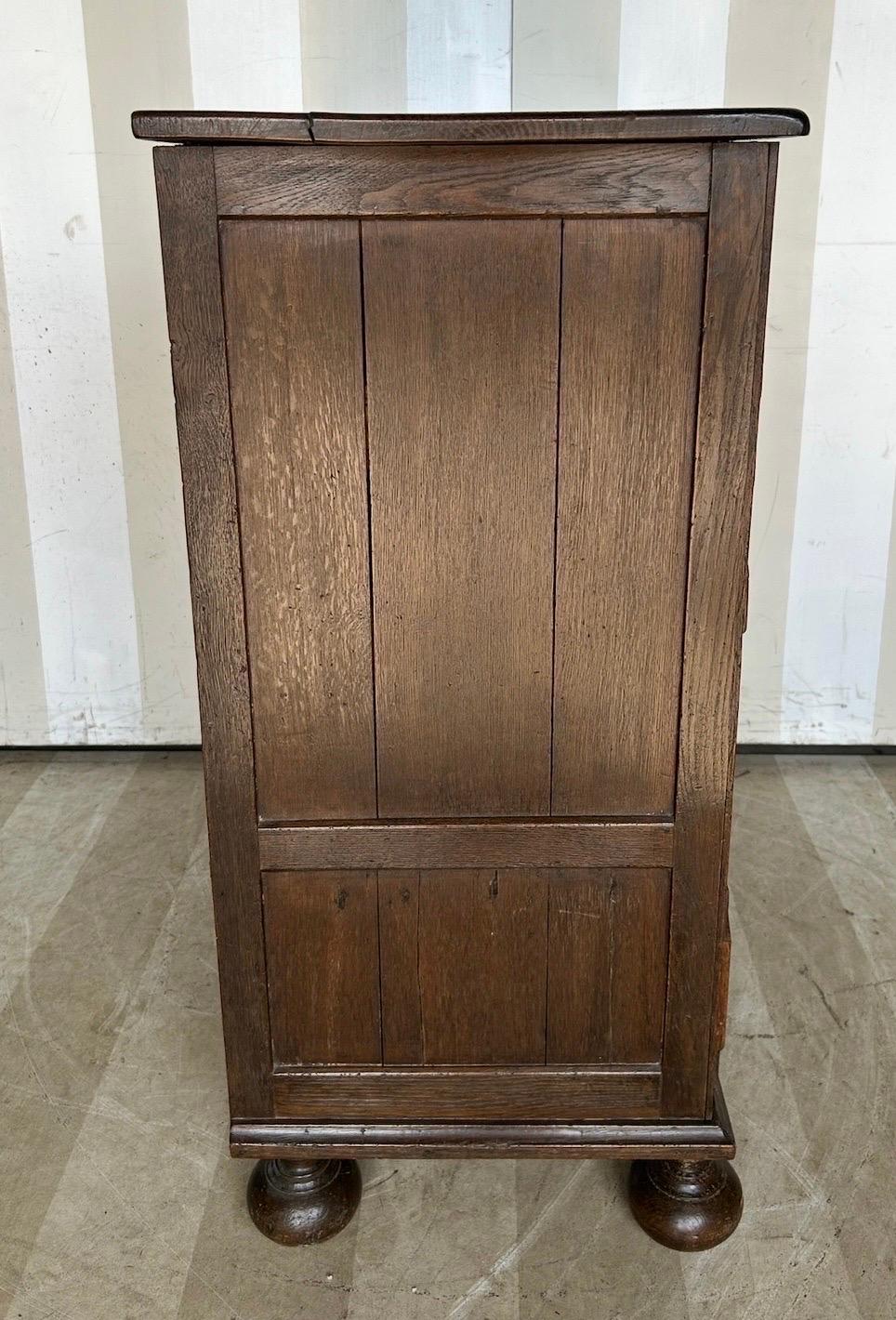 18th century English oak geometric chest in vendita 3