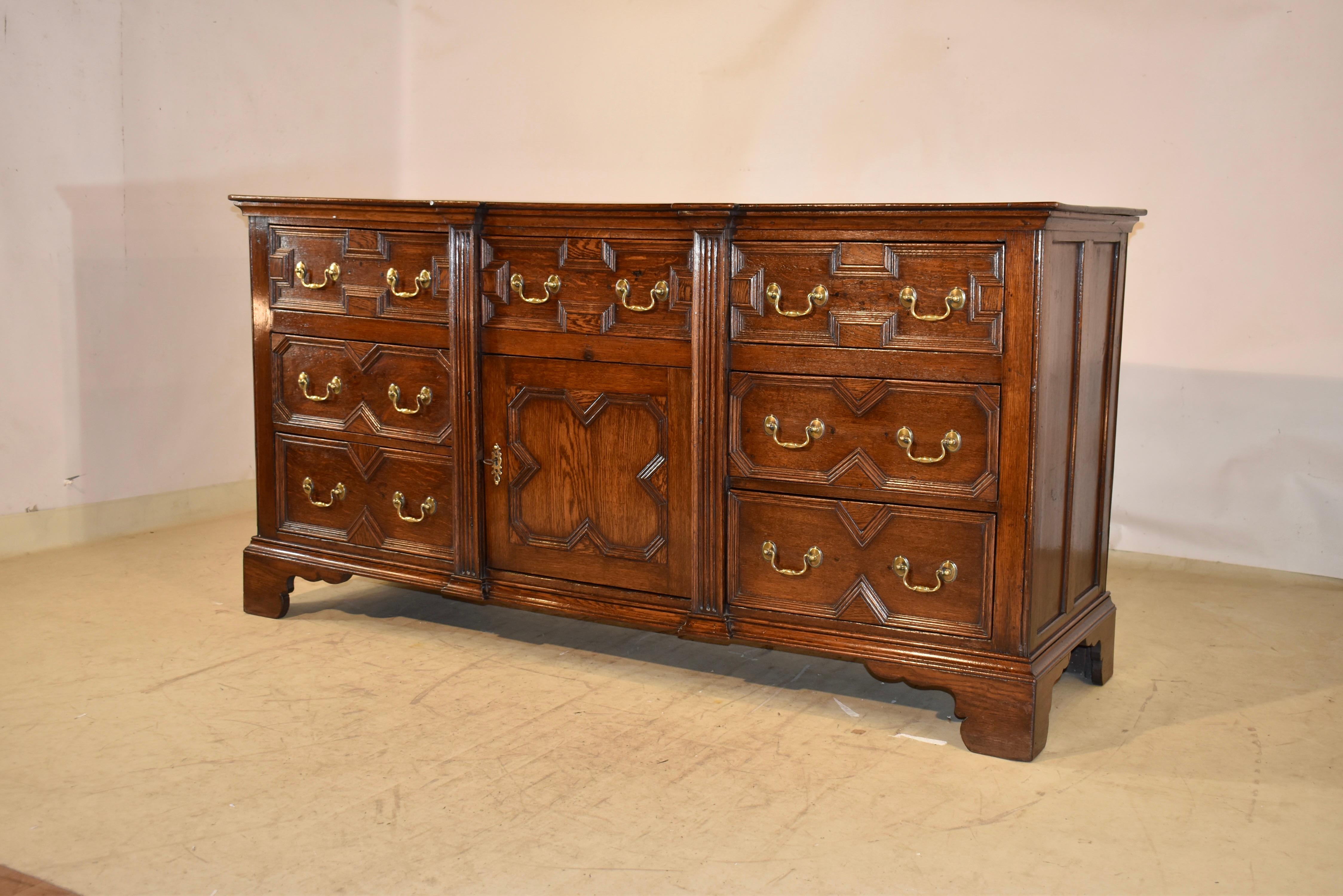 Inglese Base per comò geometrico in Oak inglese del XVIII secolo in vendita