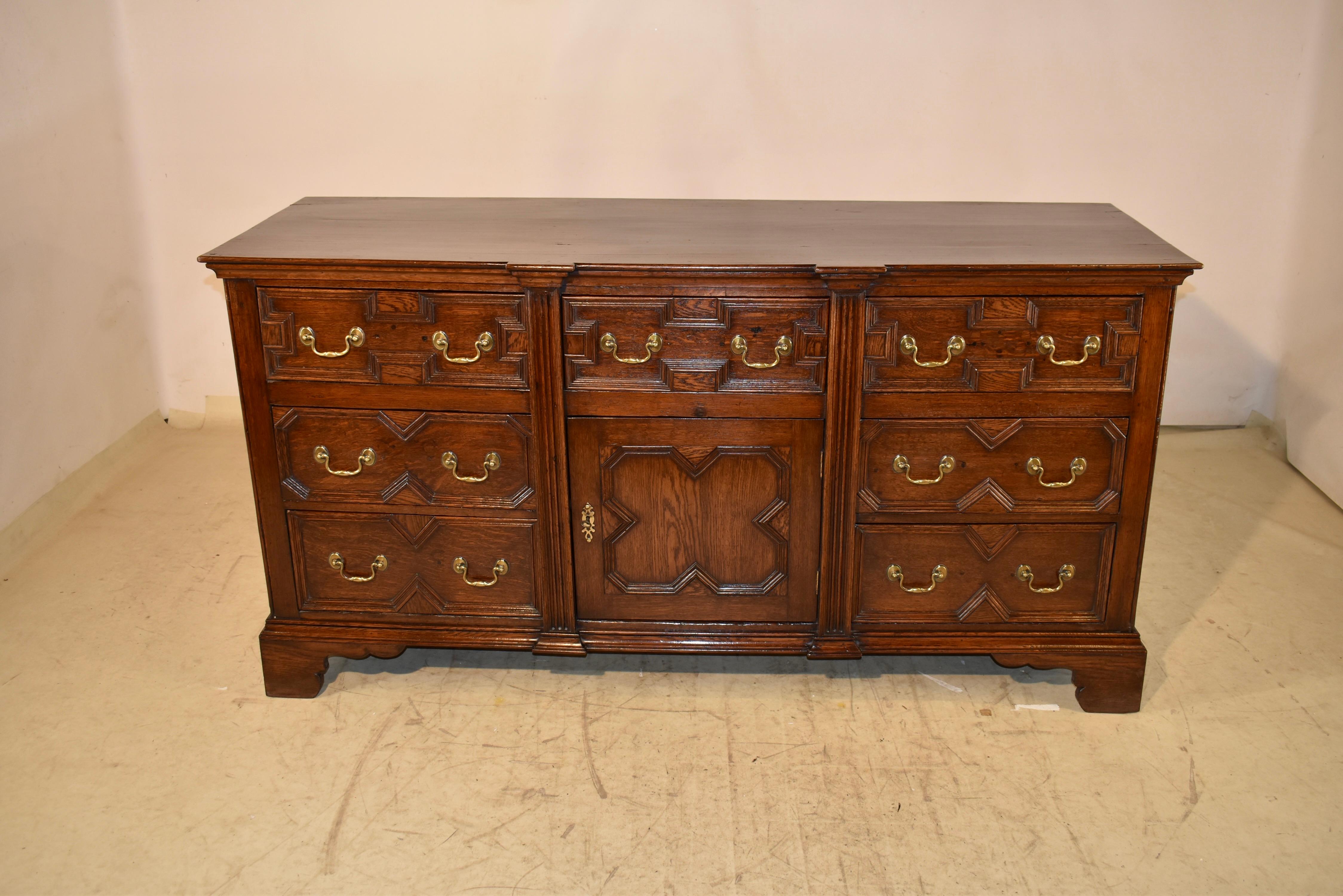 Ottone Base per comò geometrico in Oak inglese del XVIII secolo in vendita