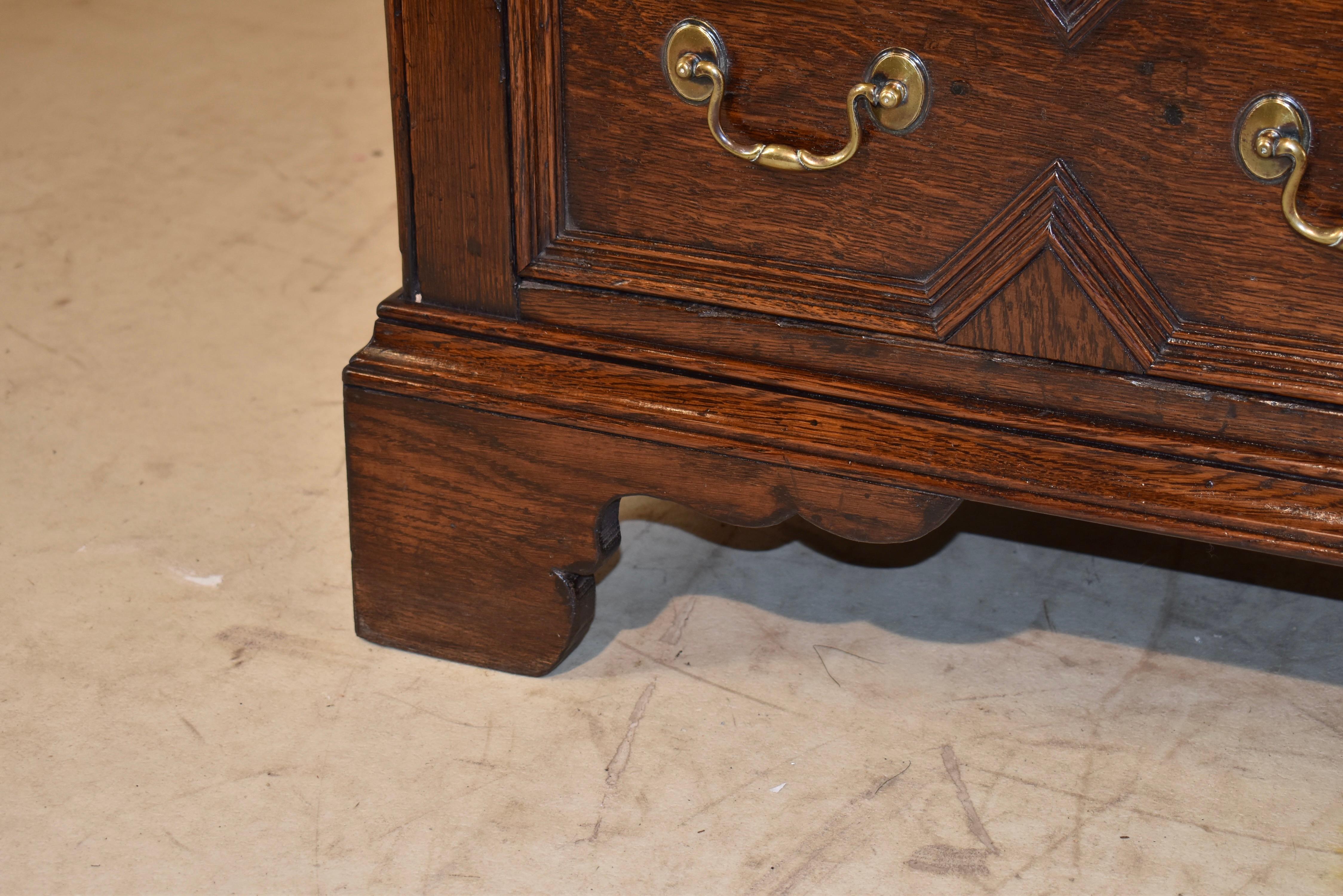 Base per comò geometrico in Oak inglese del XVIII secolo in vendita 1