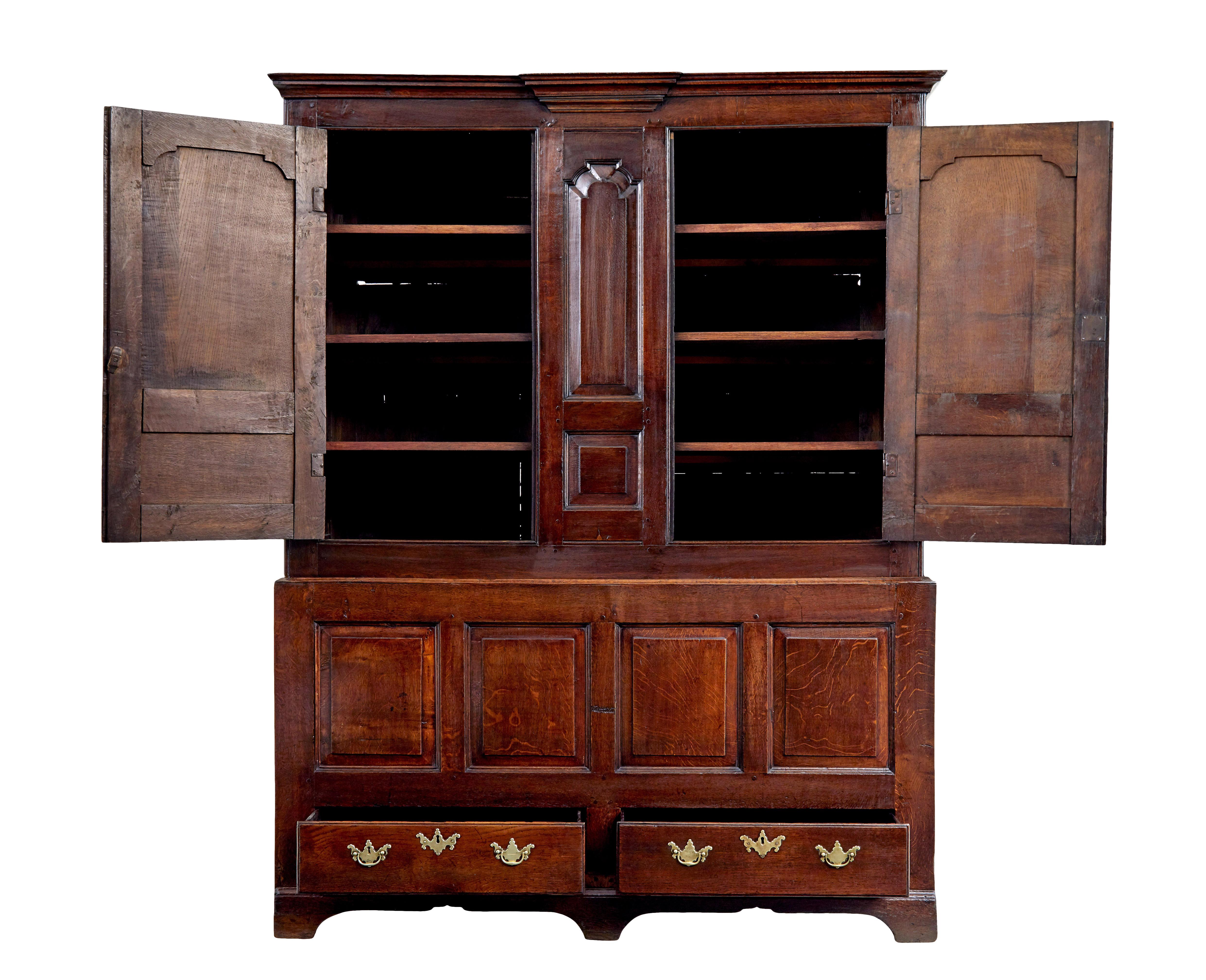 Credenza in quercia inglese del XVIII secolo, circa 1770.

Armadio in 2 parti in rovere massiccio per i custodi della casa. La parte superiore è dotata di ante doppie con pannelli sagomati che si aprono per rivelare 3 ripiani su ciascun lato. Da