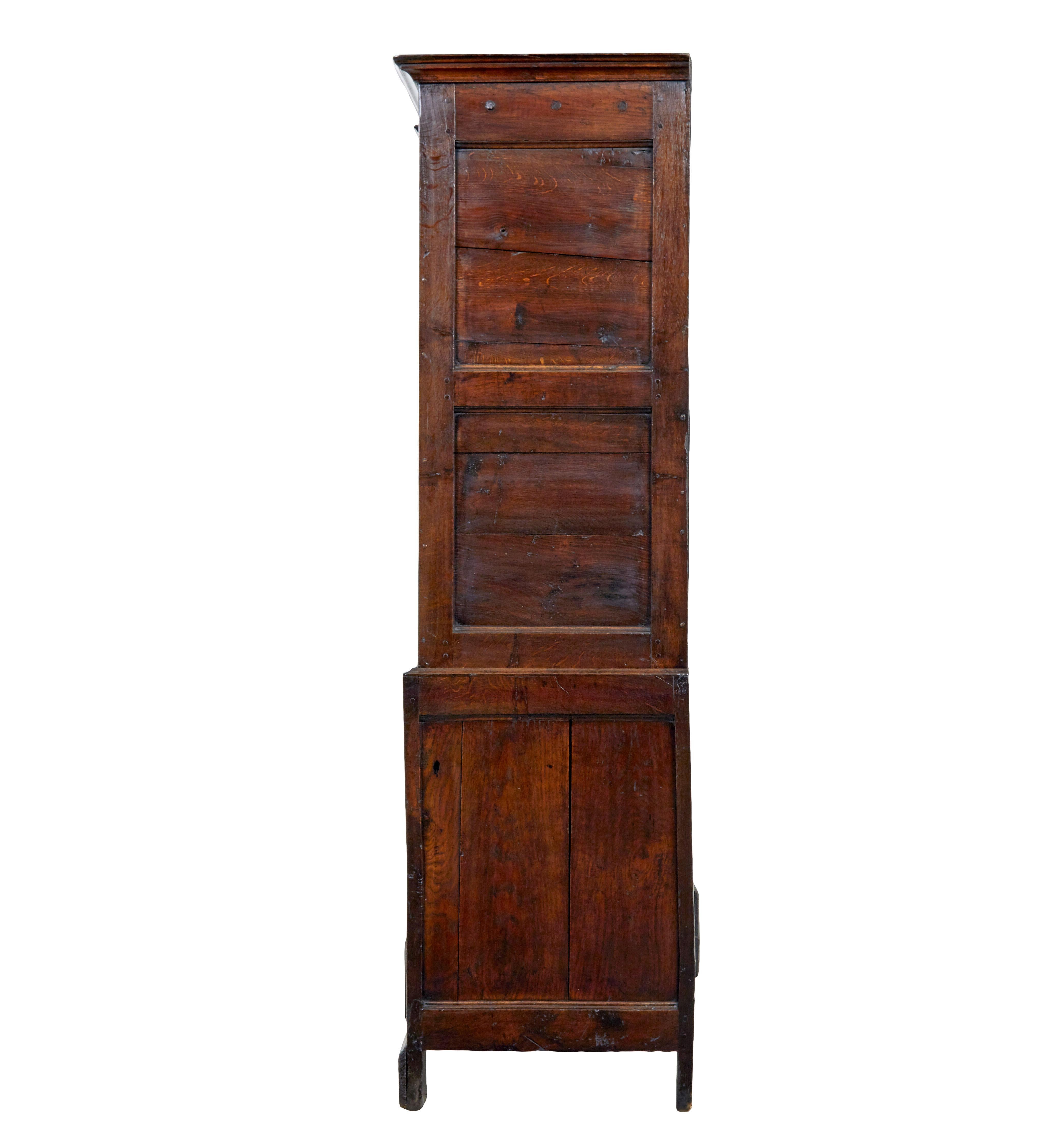 Intagliato a mano Credenza in quercia inglese del XVIII secolo in vendita