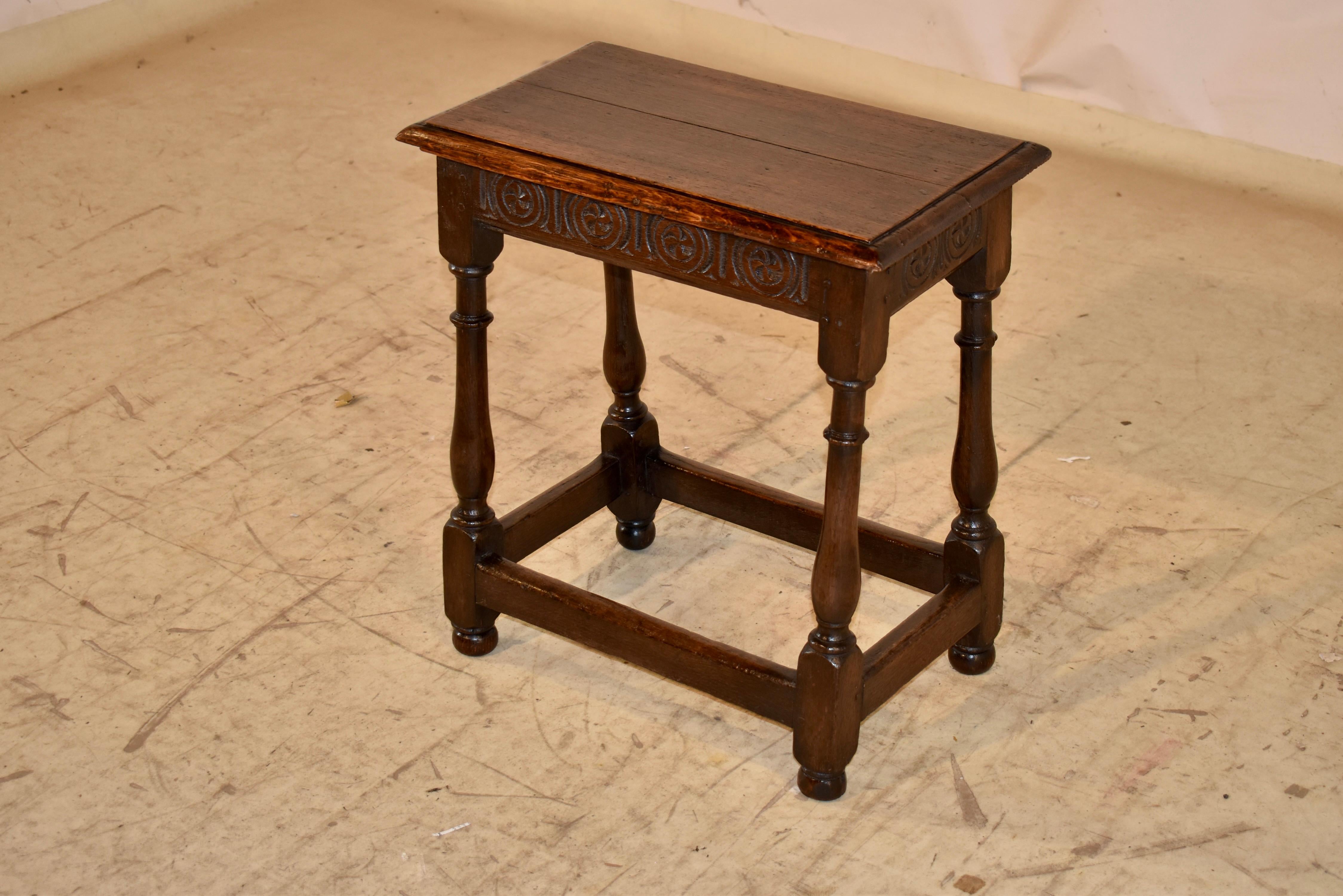 Intagliato a mano 18th Century English Oak Joint Stool in vendita