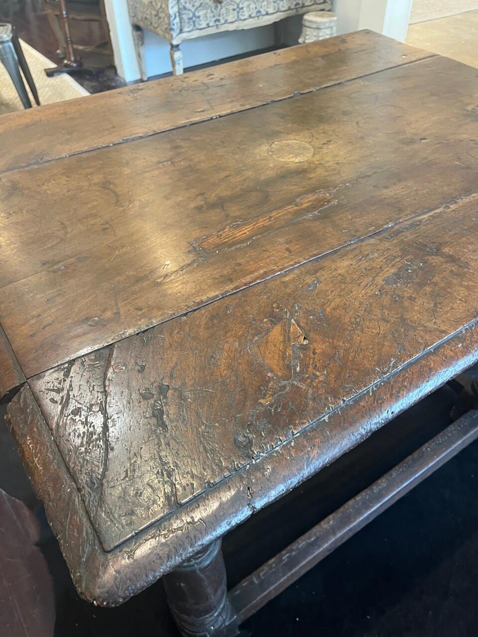 Giacobiano 18th Century English Oak Lamp Table in vendita