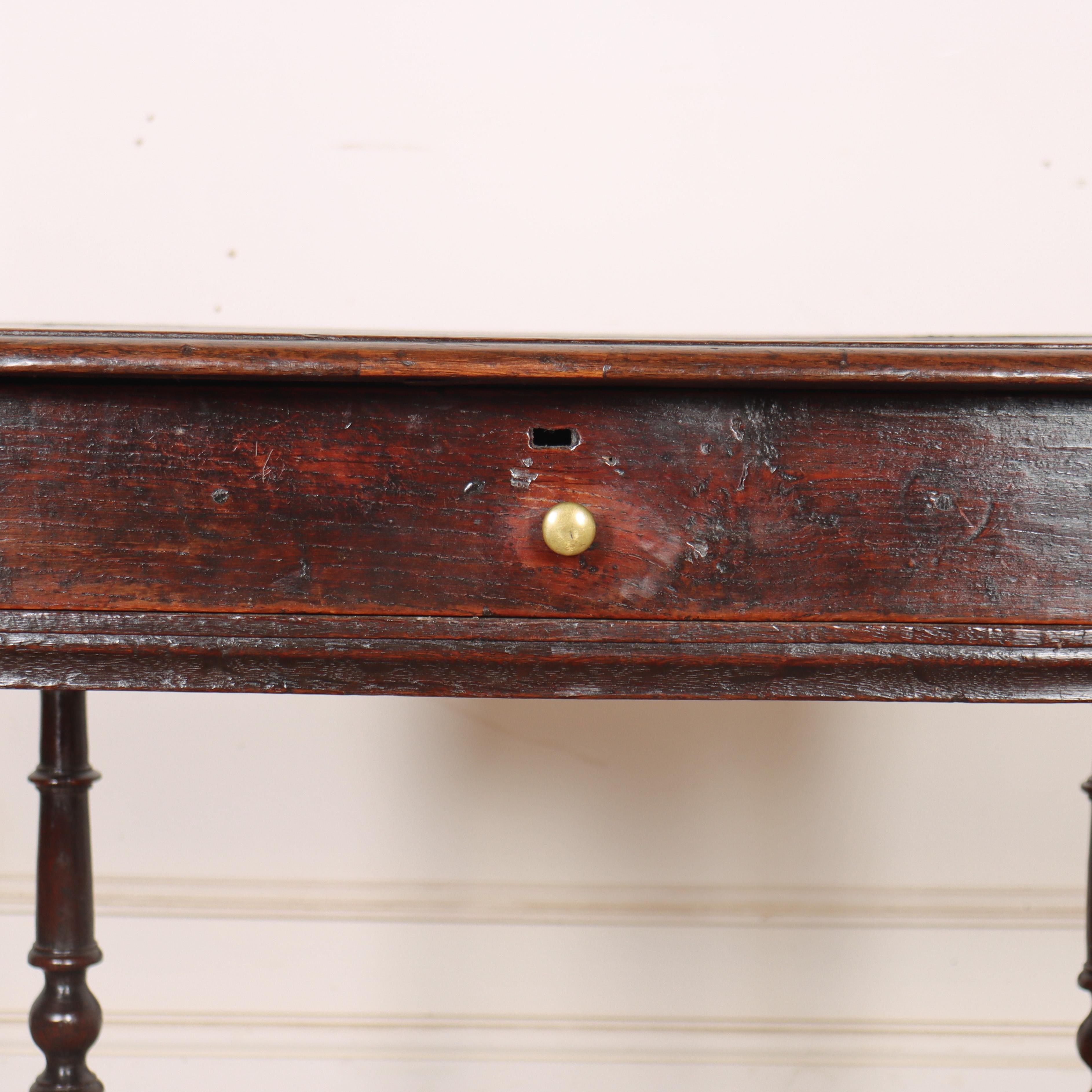 Anglais 18th Century English Oak Lamp Table en vente