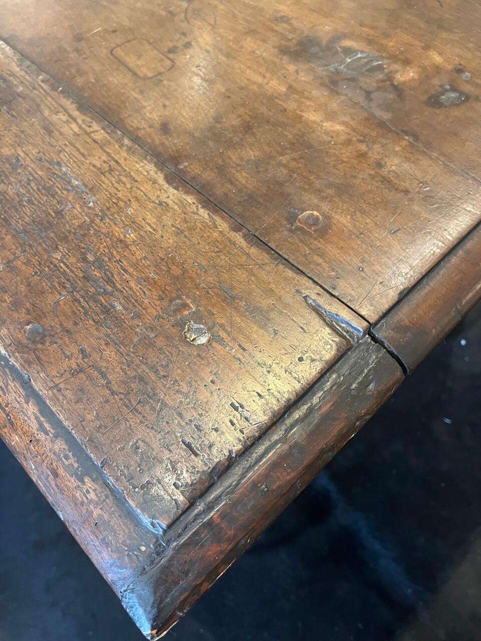 Inglese 18th Century English Oak Lamp Table in vendita