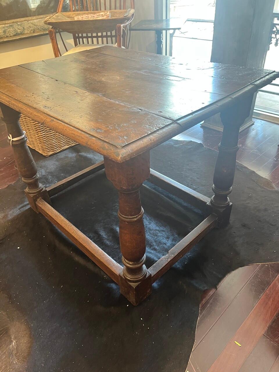 Fatto a mano 18th Century English Oak Lamp Table in vendita