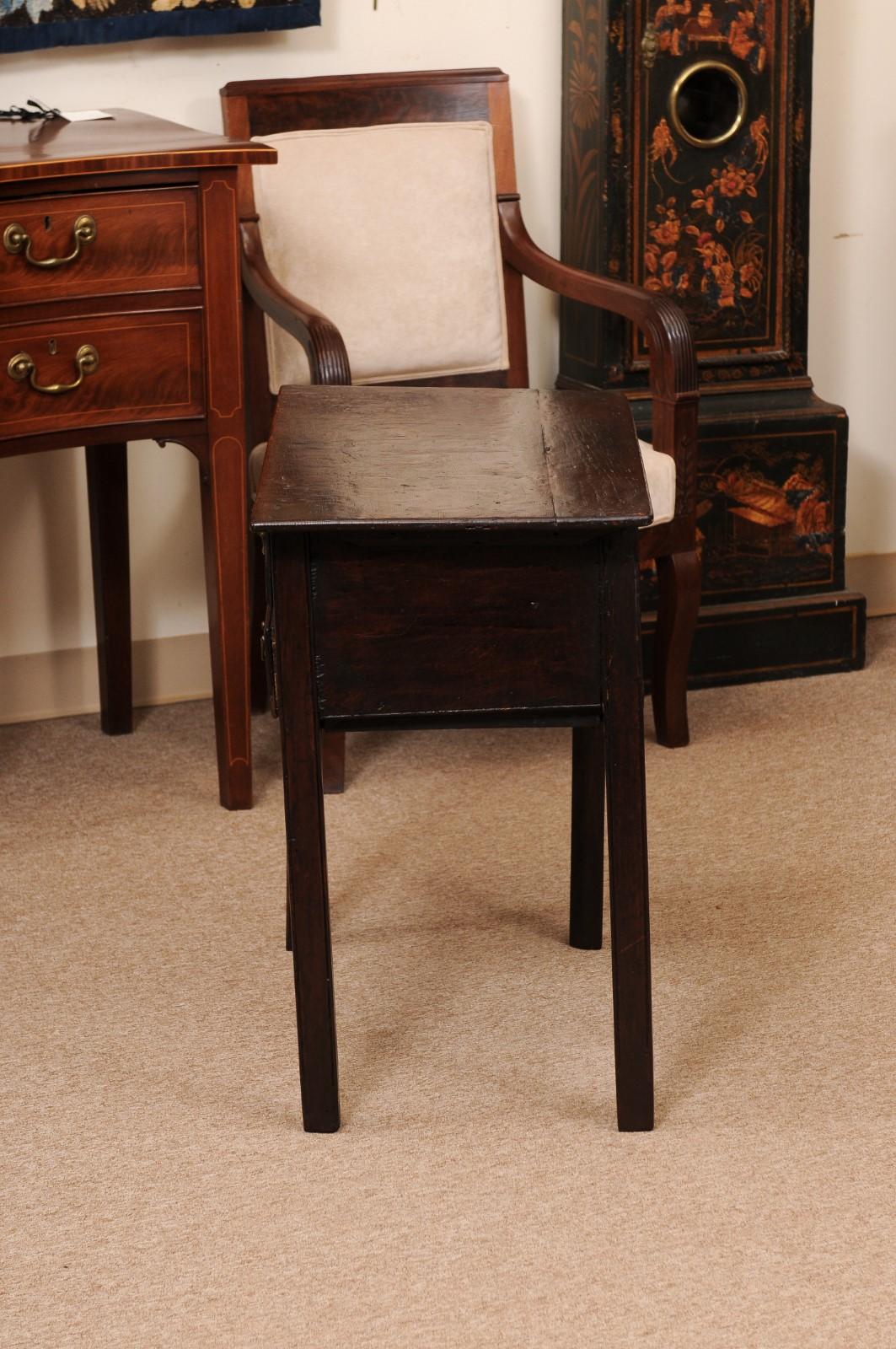 Lowboy in Oak inglese del 18° secolo con 3 cassetti e gambe quadrate in vendita 5