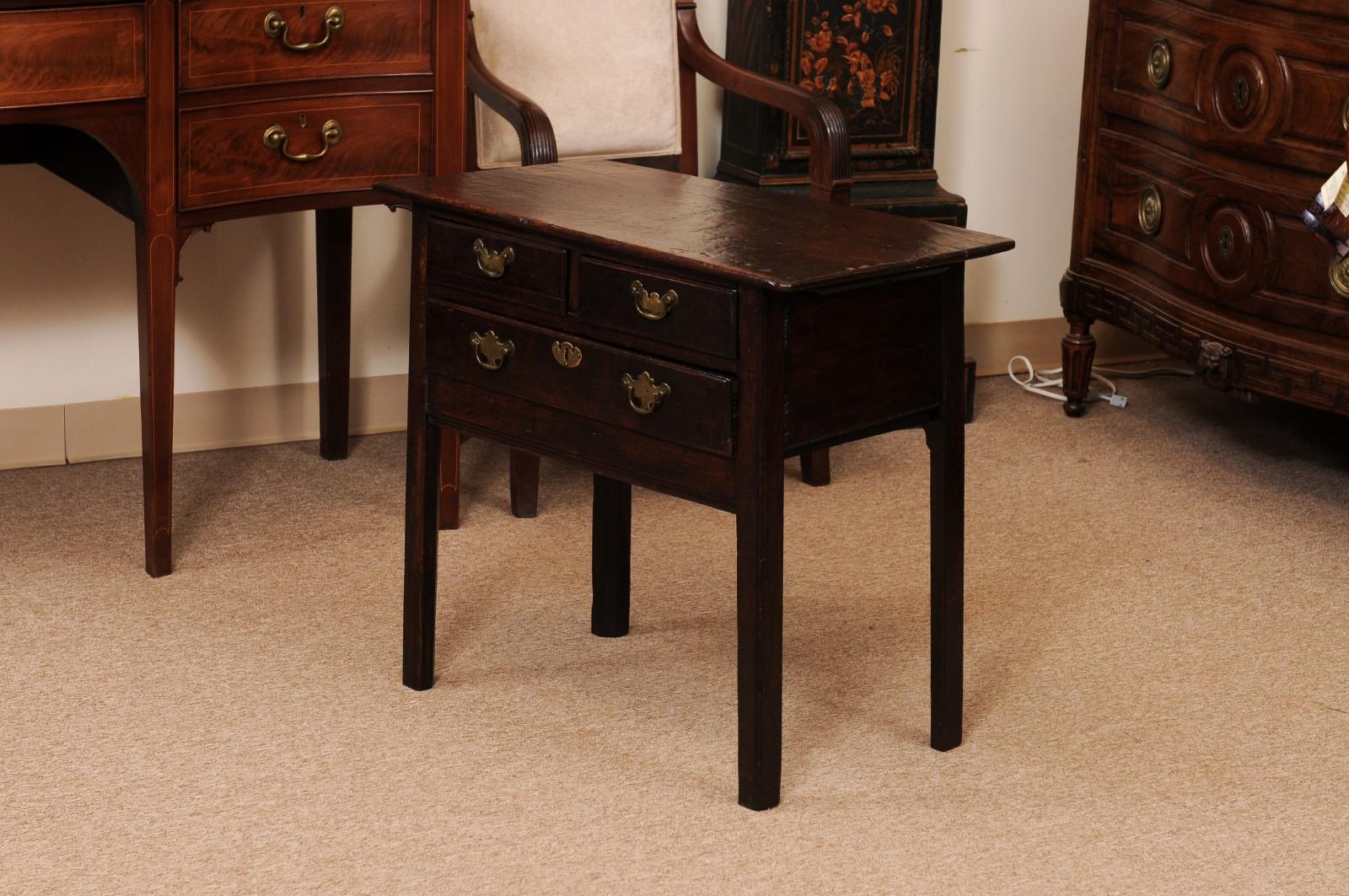 Lowboy in Oak inglese del 18° secolo con 3 cassetti e gambe quadrate in vendita 6