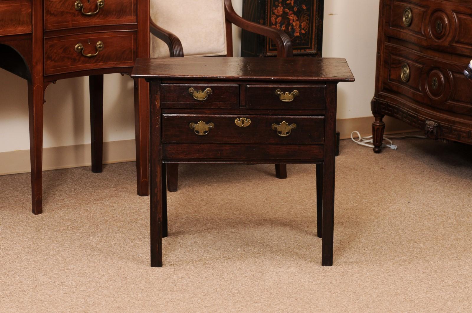 Lowboy in Oak inglese del 18° secolo con 3 cassetti e gambe quadrate in vendita 7