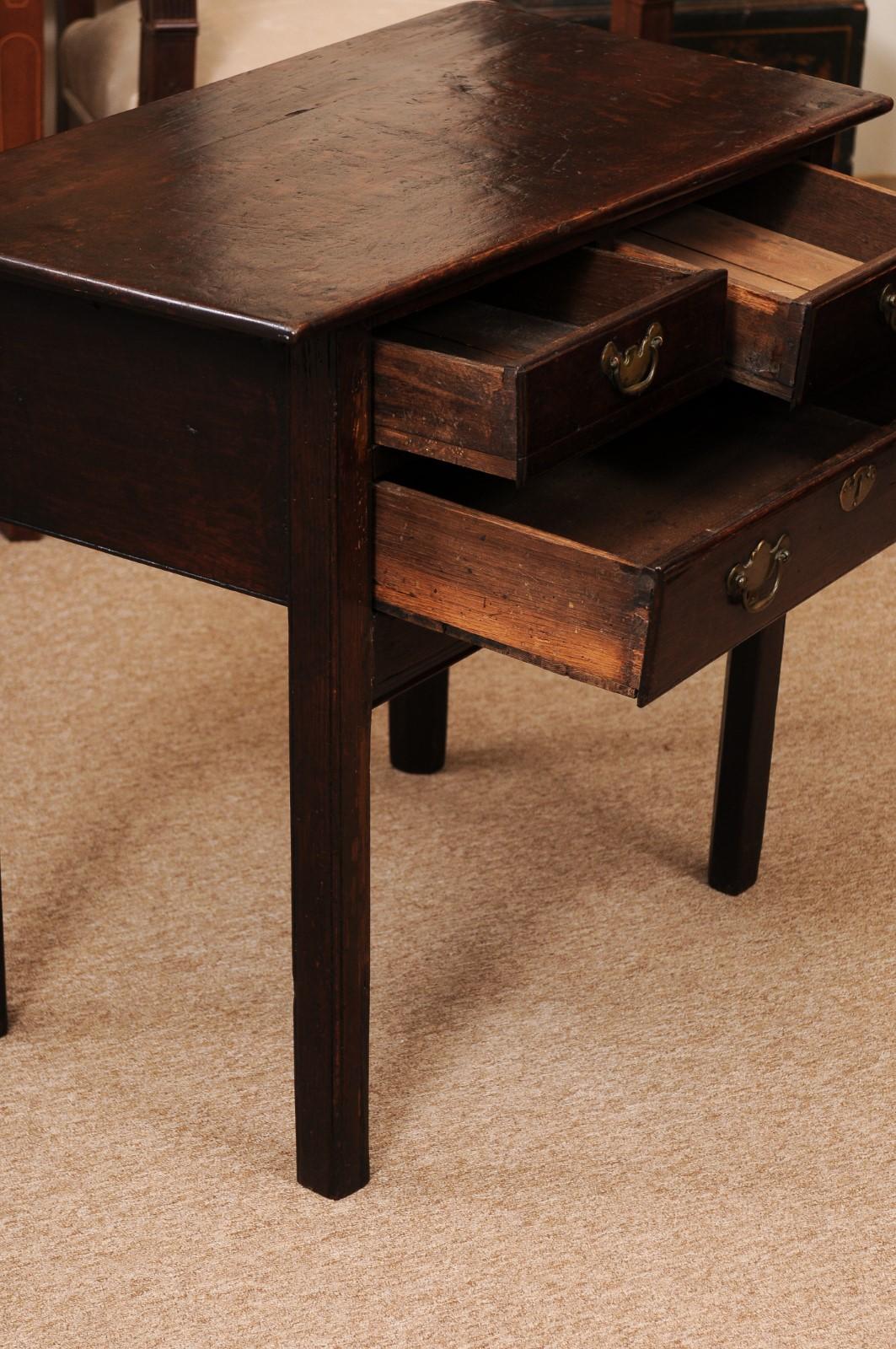 Fino al XVIII secolo Lowboy in Oak inglese del 18° secolo con 3 cassetti e gambe quadrate in vendita