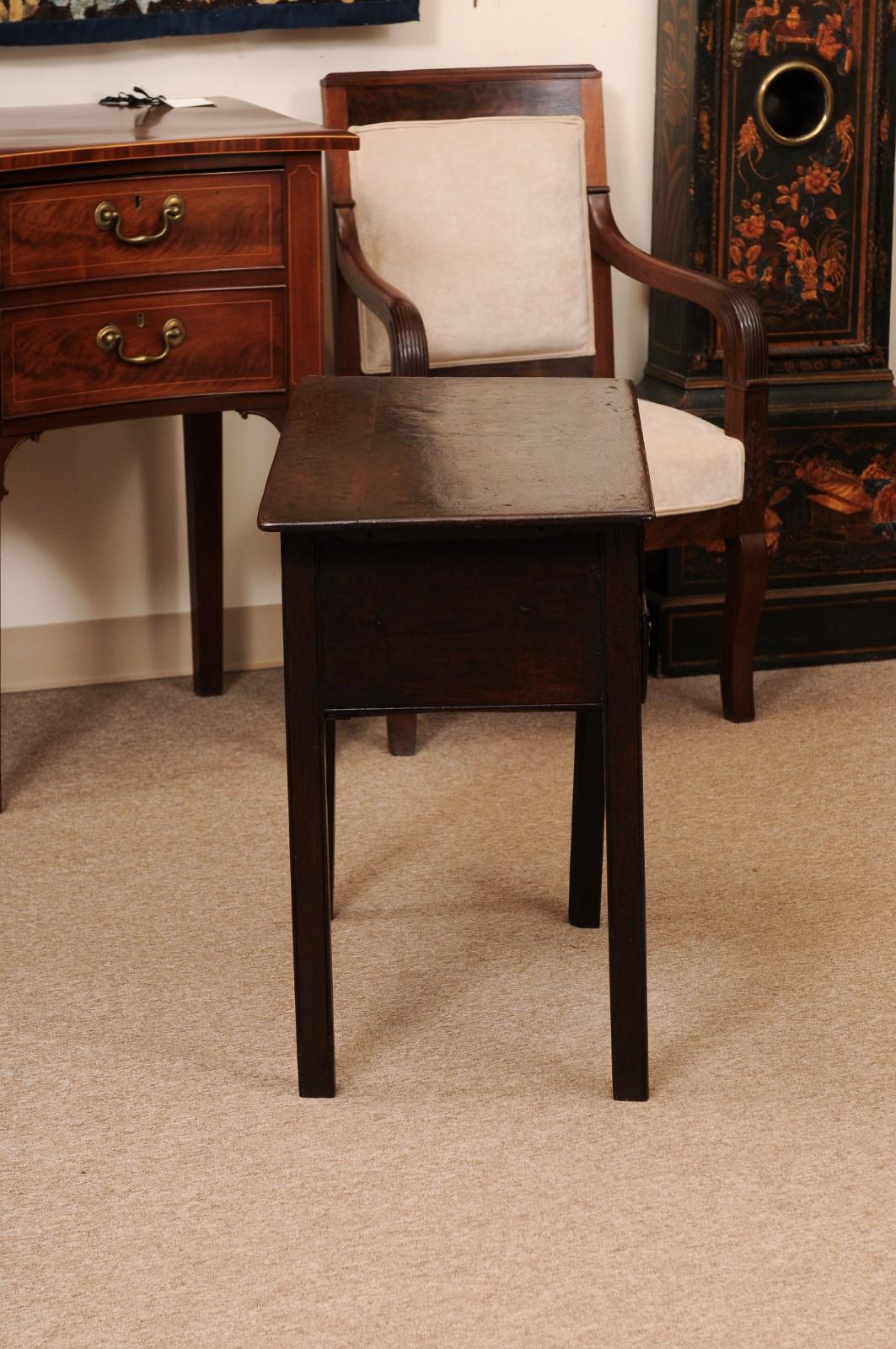 Lowboy in Oak inglese del 18° secolo con 3 cassetti e gambe quadrate in vendita 1