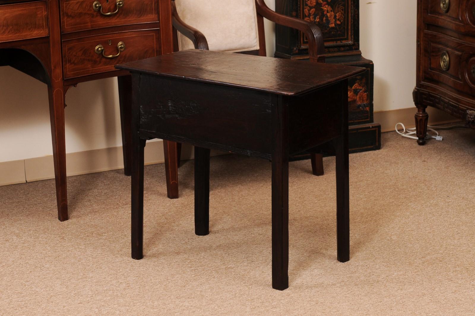 Lowboy in Oak inglese del 18° secolo con 3 cassetti e gambe quadrate in vendita 2