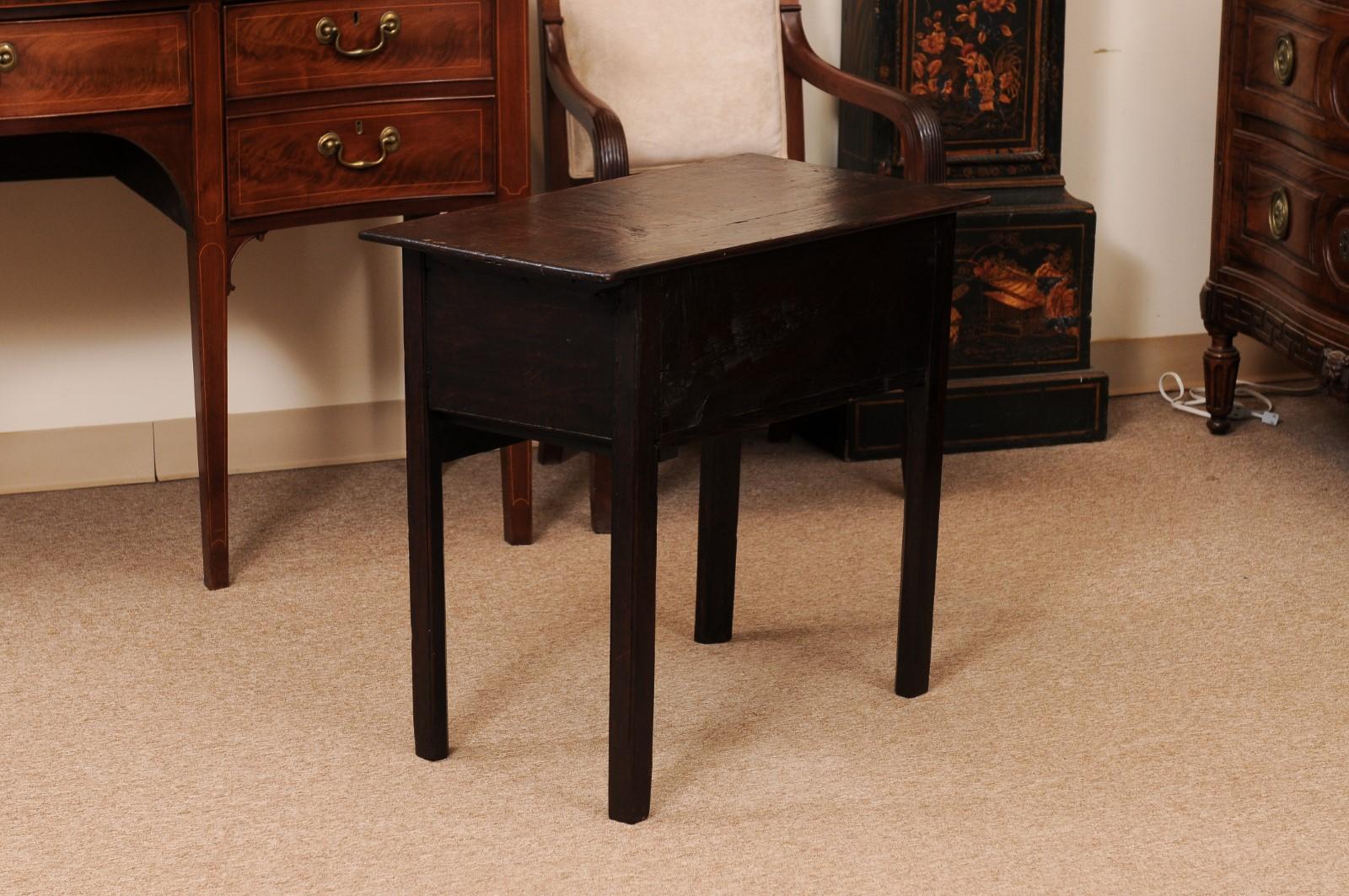 Lowboy in Oak inglese del 18° secolo con 3 cassetti e gambe quadrate in vendita 4